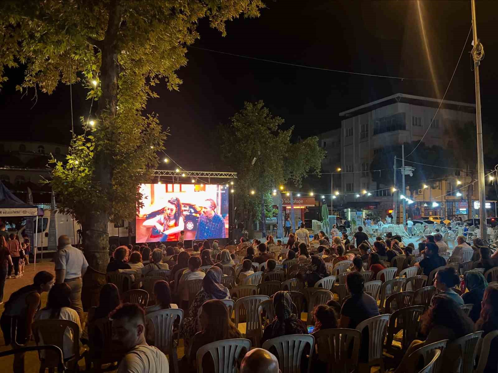 Buharkentliler açık hava sinemasında buluştu