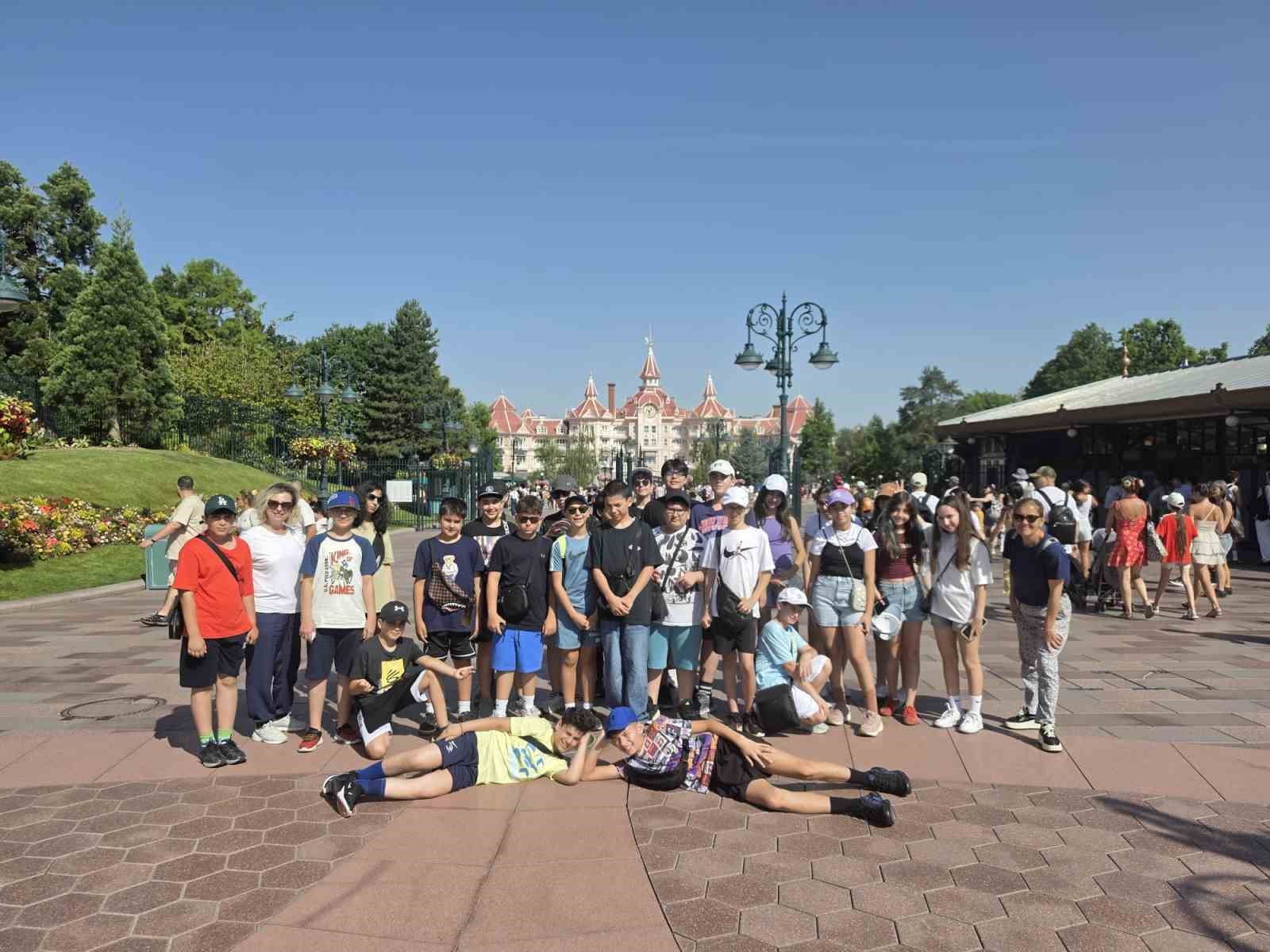 GKV’li öğrenciler Disneyland Paris’te