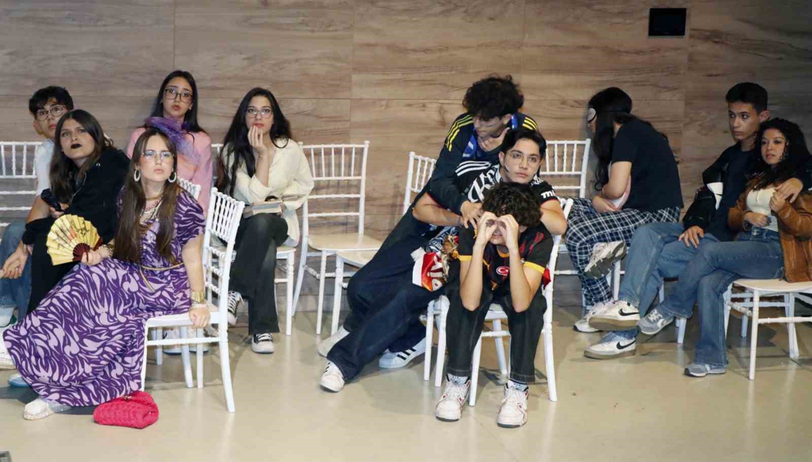 Menteşe Anadolu Lisesi öğrencilerinin ‘Otobüs’ oyunu beğeni ile izlendi