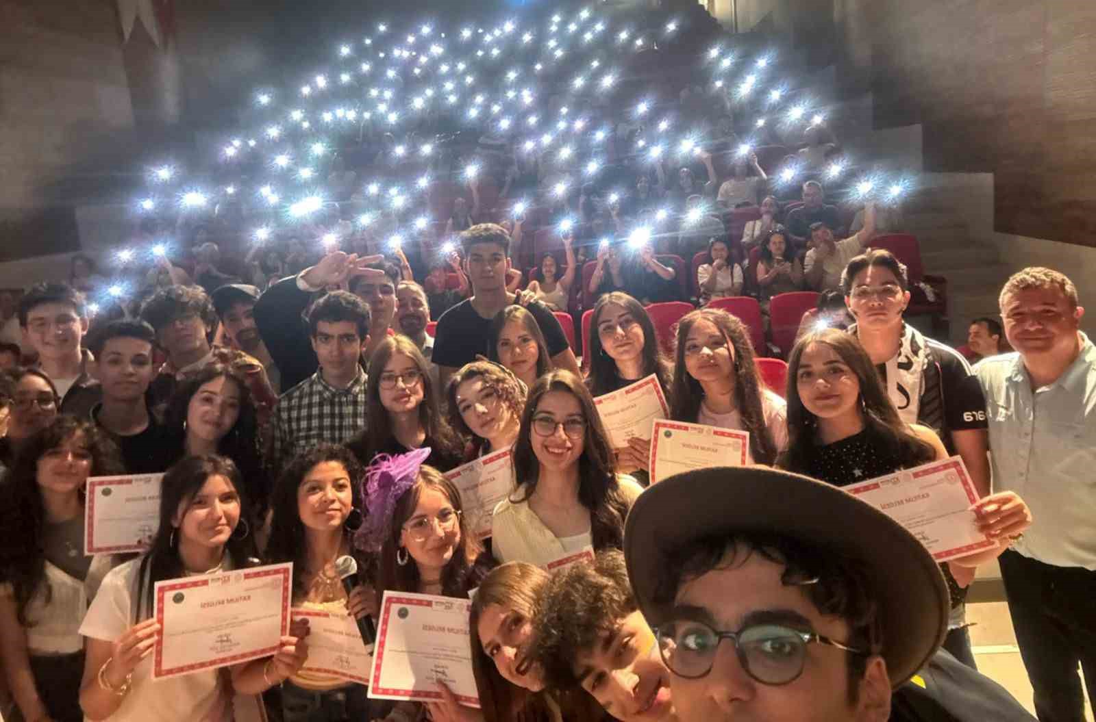Menteşe Anadolu Lisesi öğrencilerinin ‘Otobüs’ oyunu beğeni ile izlendi