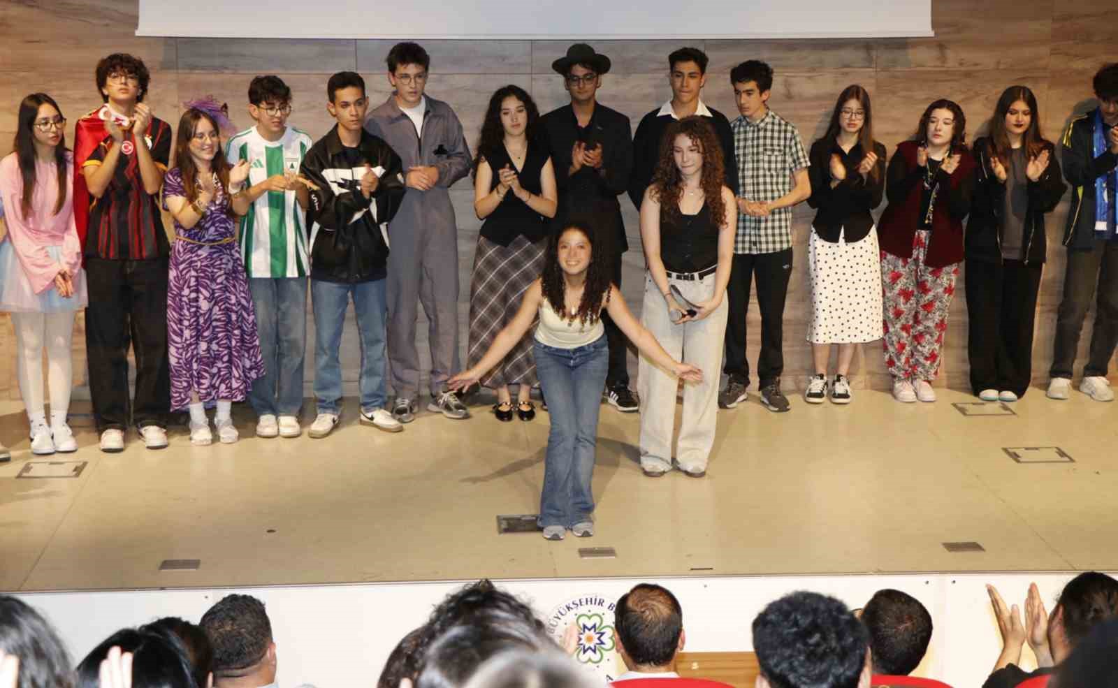 Menteşe Anadolu Lisesi öğrencilerinin ‘Otobüs’ oyunu beğeni ile izlendi