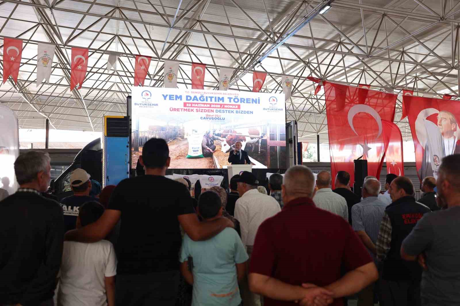 Denizli Büyükşehir 6 bin 317 yetiştiriciye yem desteği sağladı