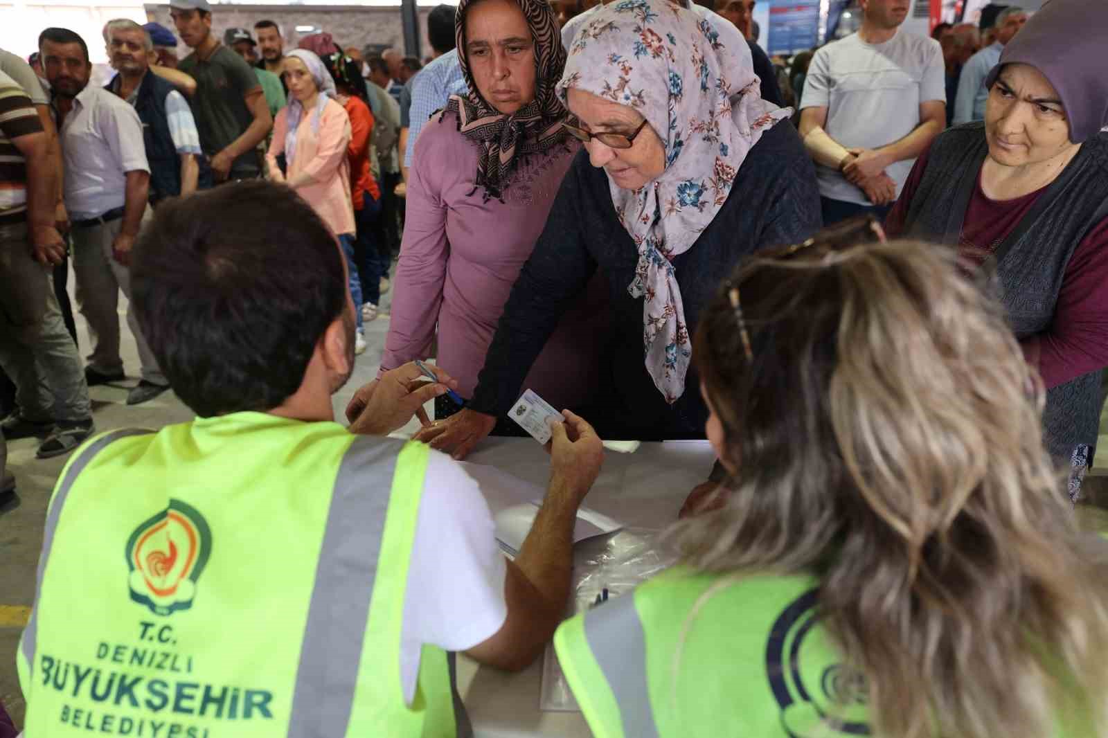 Denizli Büyükşehir 6 bin 317 yetiştiriciye yem desteği sağladı