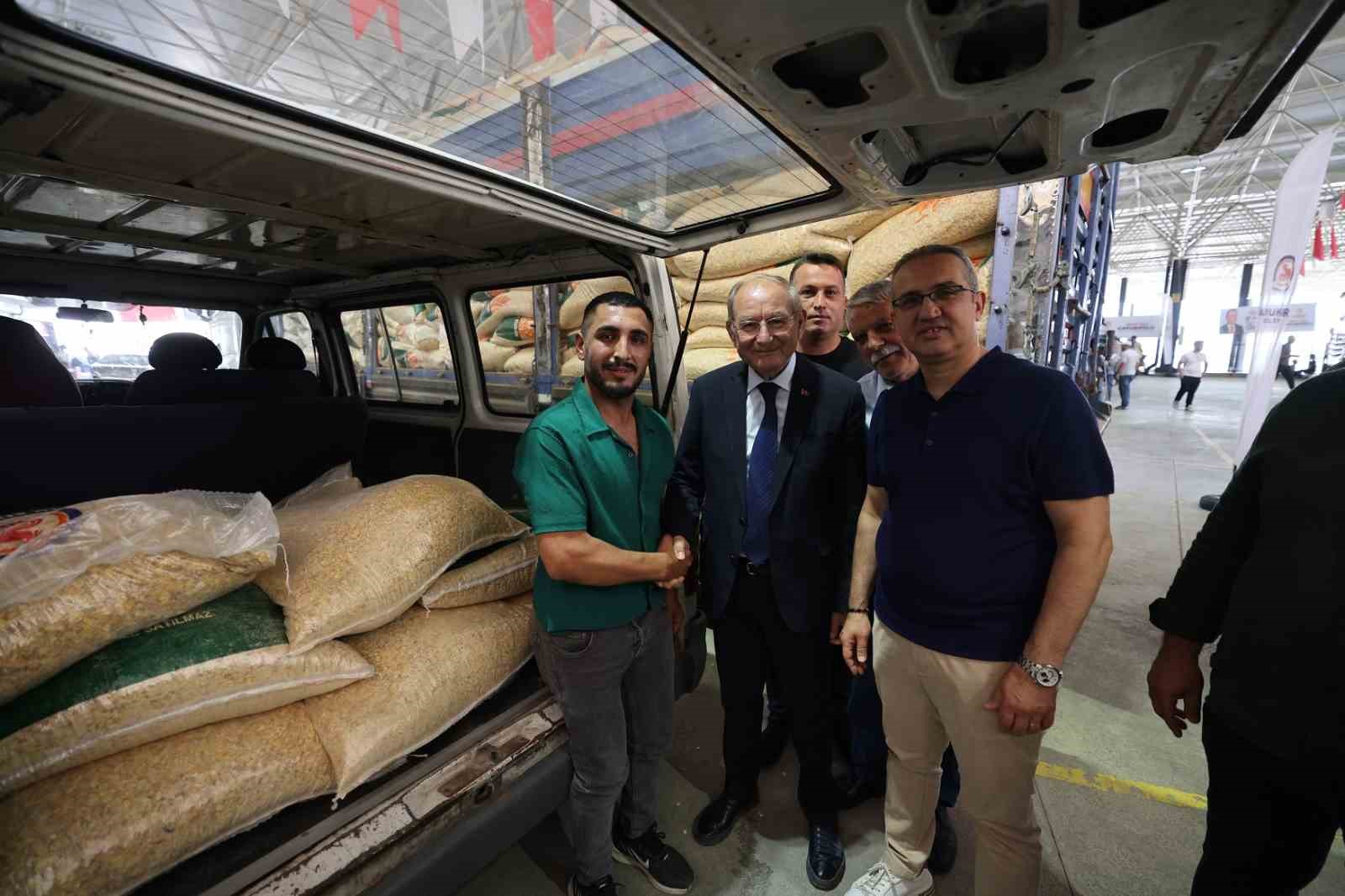 Denizli Büyükşehir 6 bin 317 yetiştiriciye yem desteği sağladı
