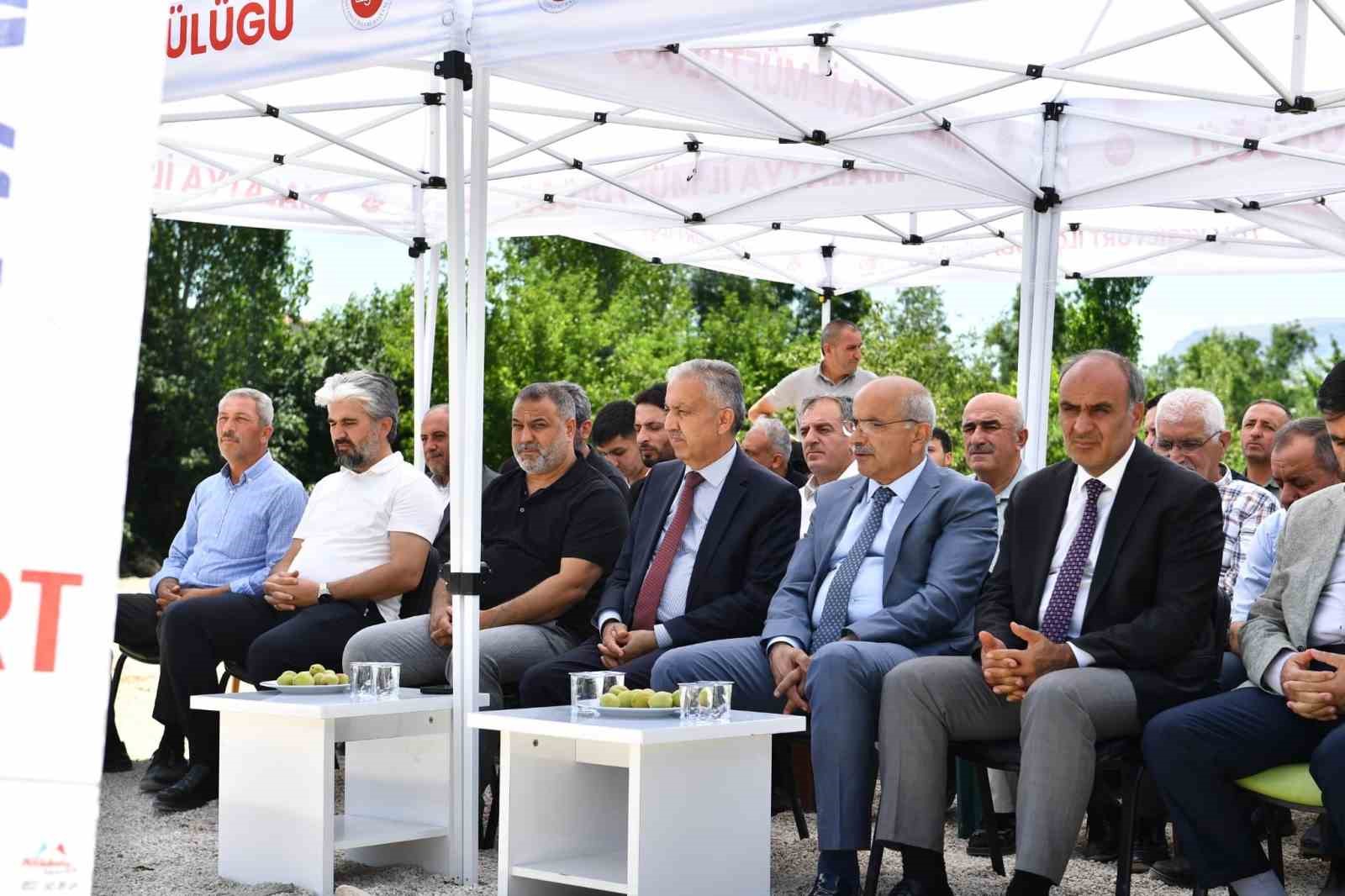 Başkan Er, temel atma töreninde beton dökümünü durdurdu