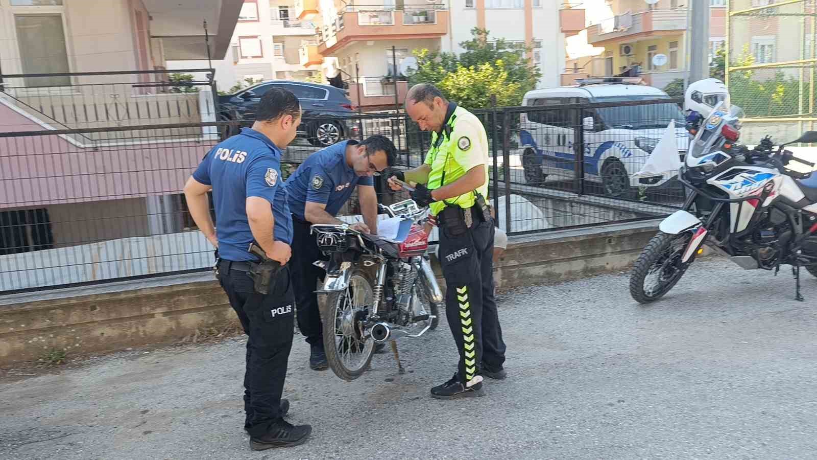Polisi karşısında görünce motosikleti bırakıp kaçtı