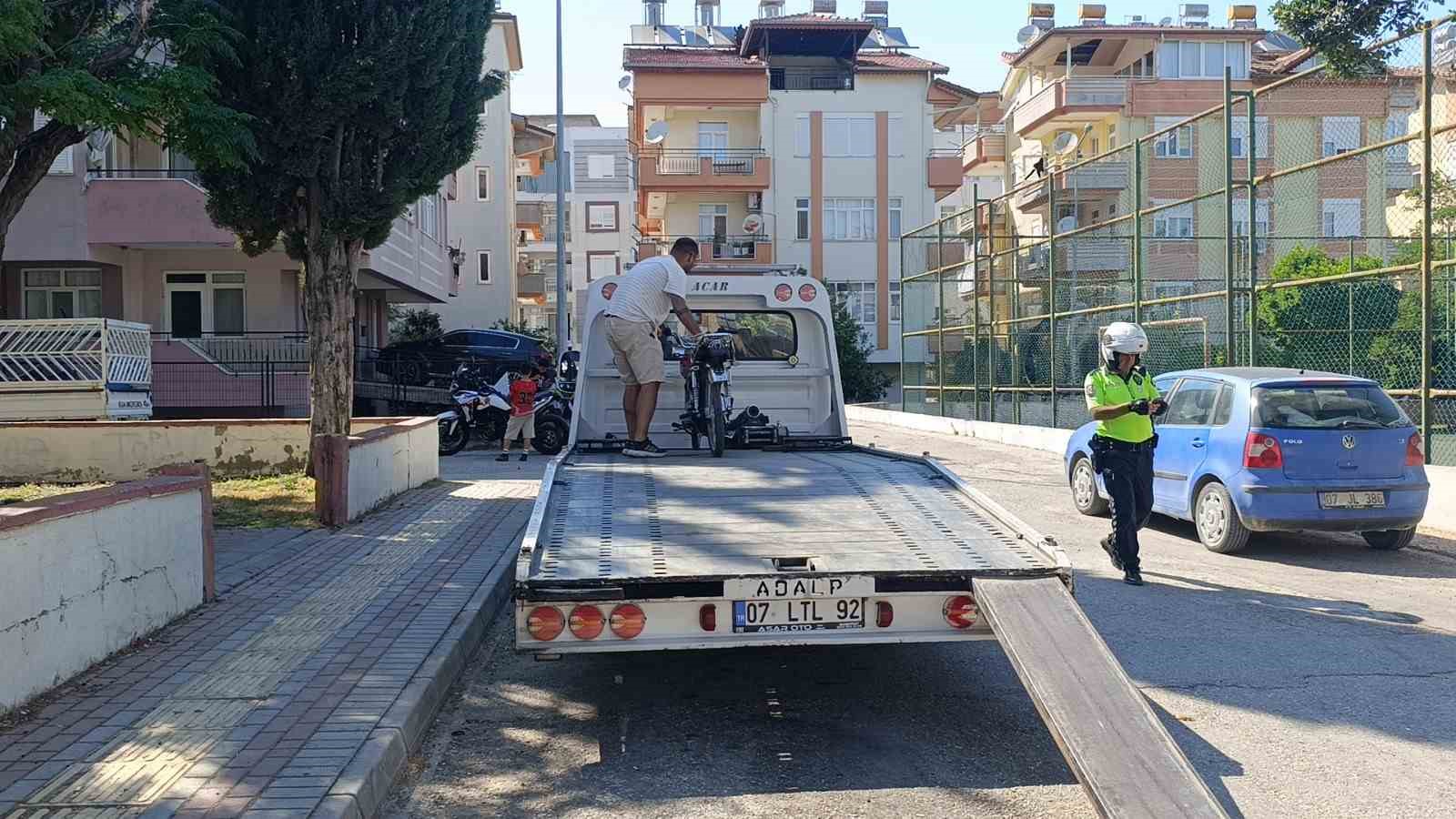 Polisi karşısında görünce motosikleti bırakıp kaçtı