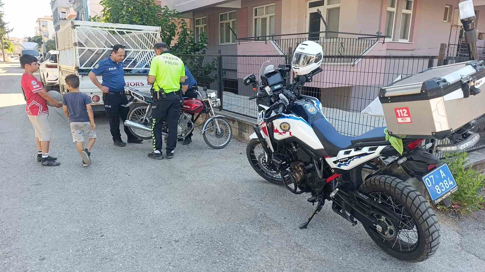 Polisi karşısında görünce motosikleti bırakıp kaçtı