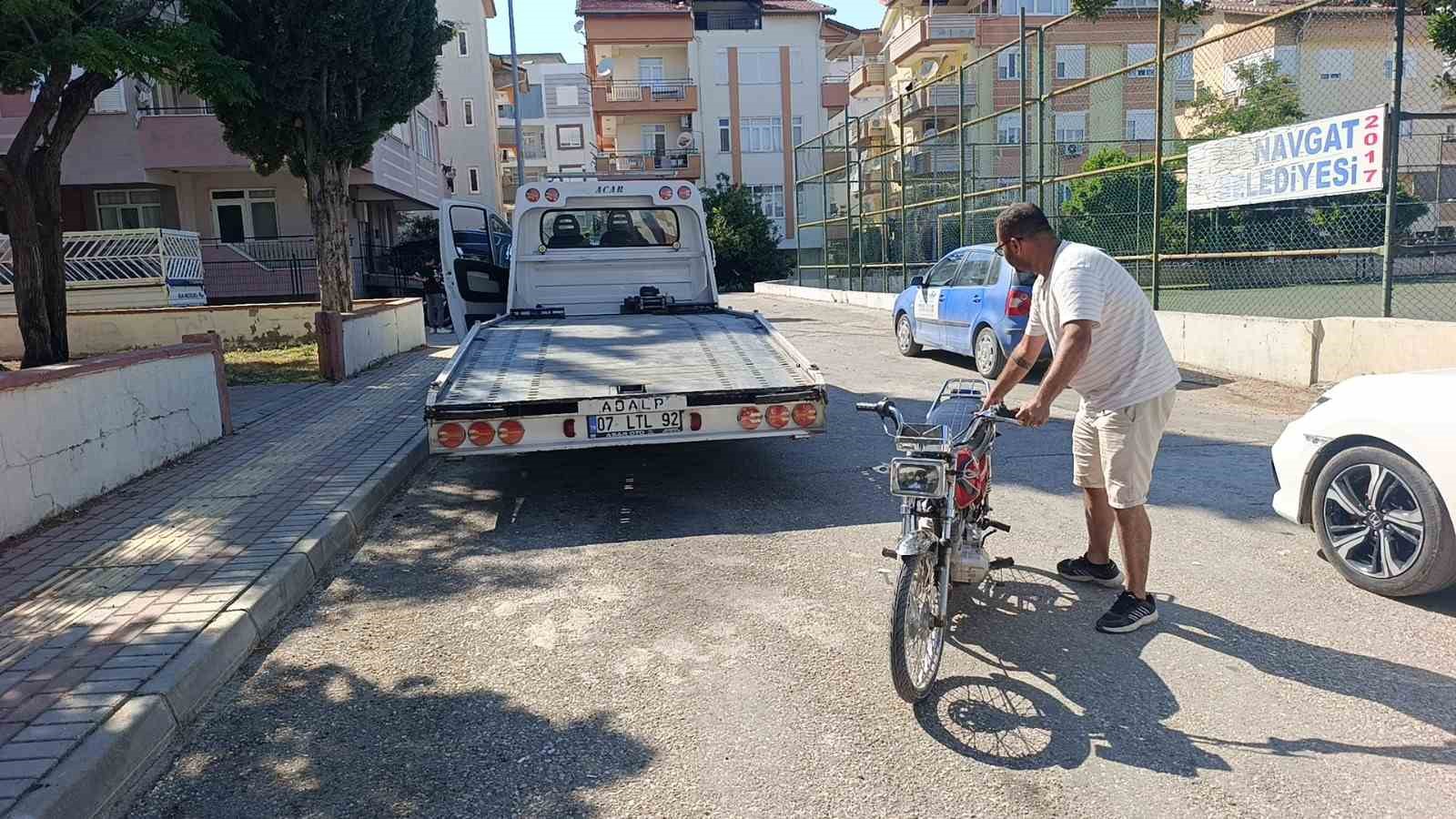 Polisi karşısında görünce motosikleti bırakıp kaçtı
