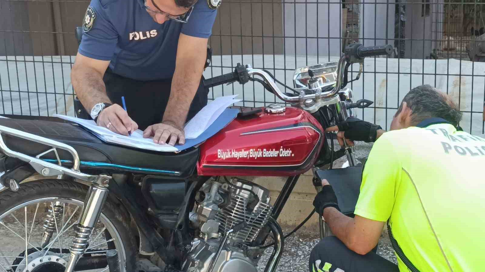 Polisi karşısında görünce motosikleti bırakıp kaçtı