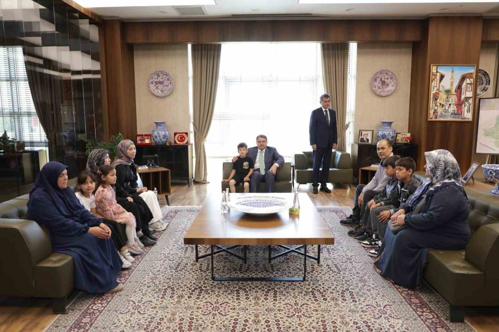 Kütahya’da Afgan kardeşlerin şehitlikteki vefa örneği takdirle karşılandı
