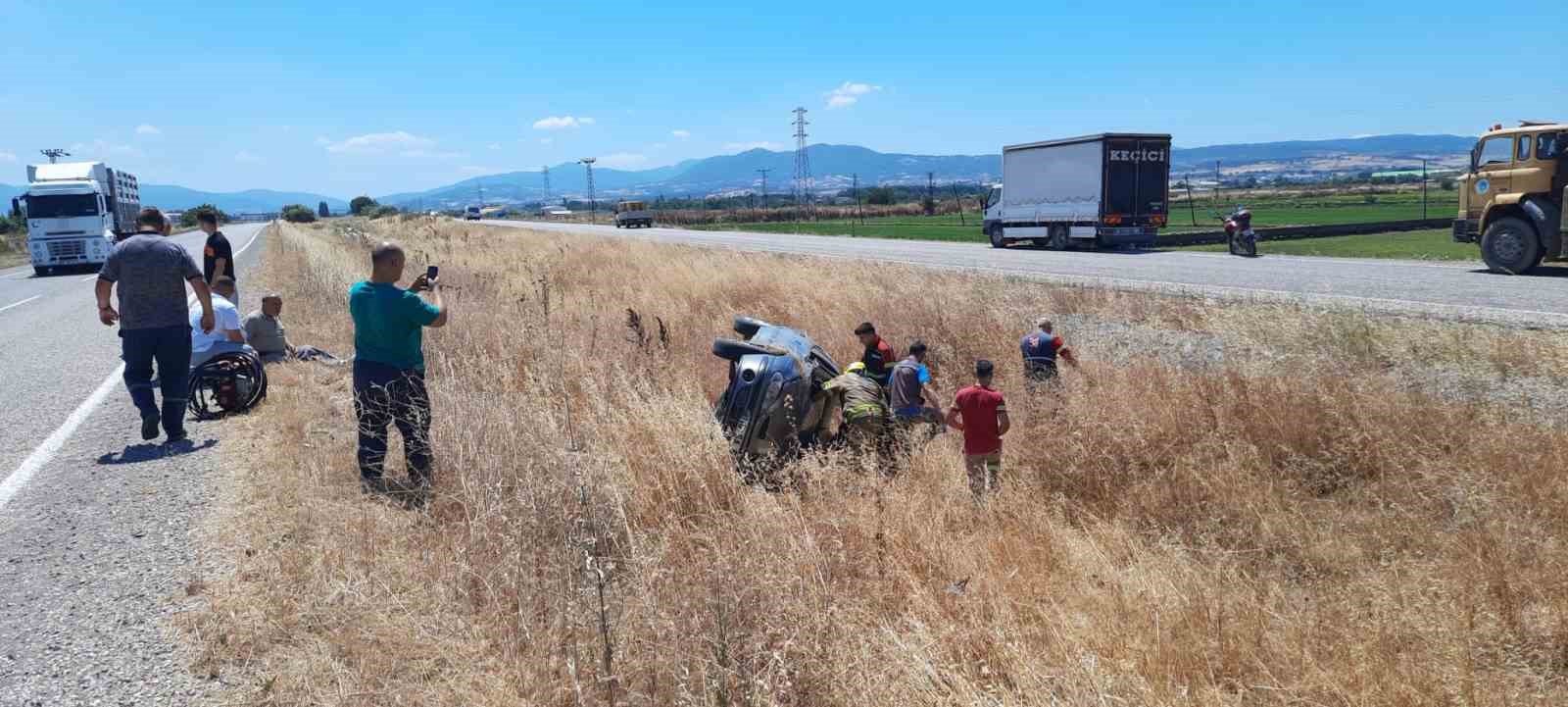 Gönen’de kontrolden çıkan otomobil refüje devrildi