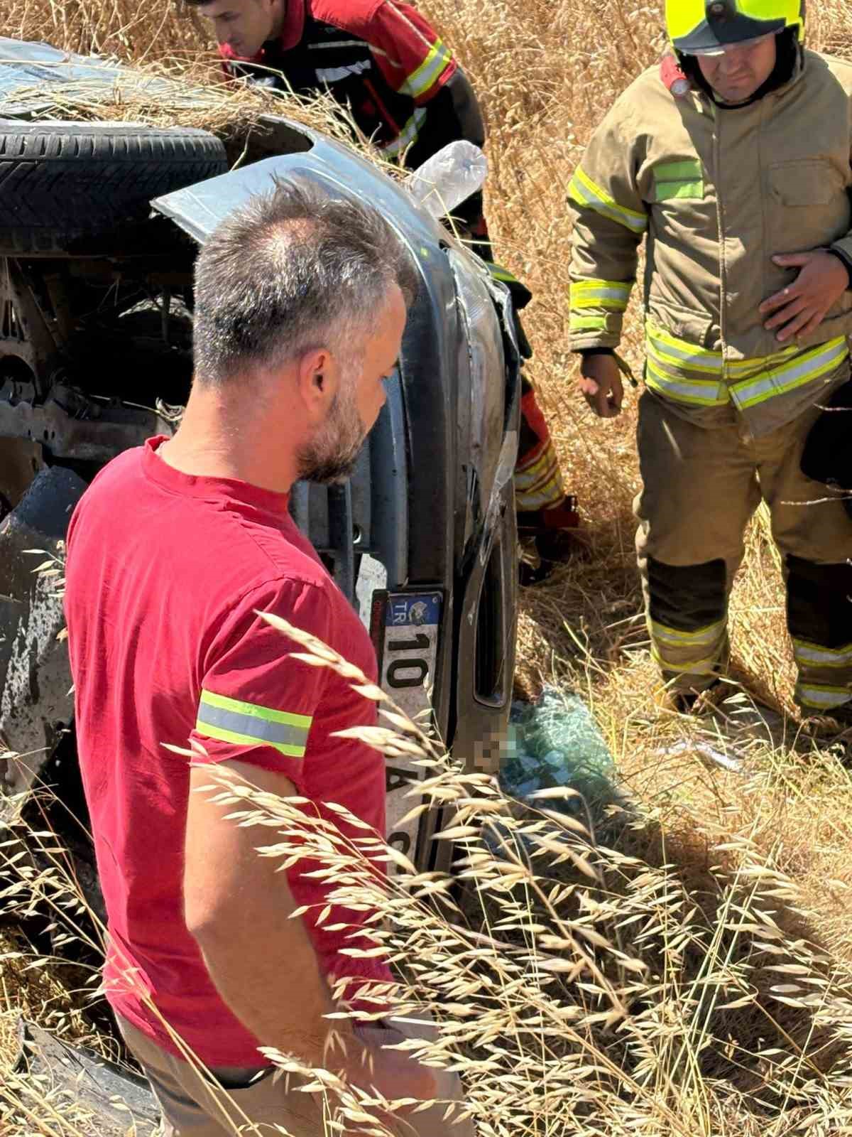 Gönen’de kontrolden çıkan otomobil refüje devrildi