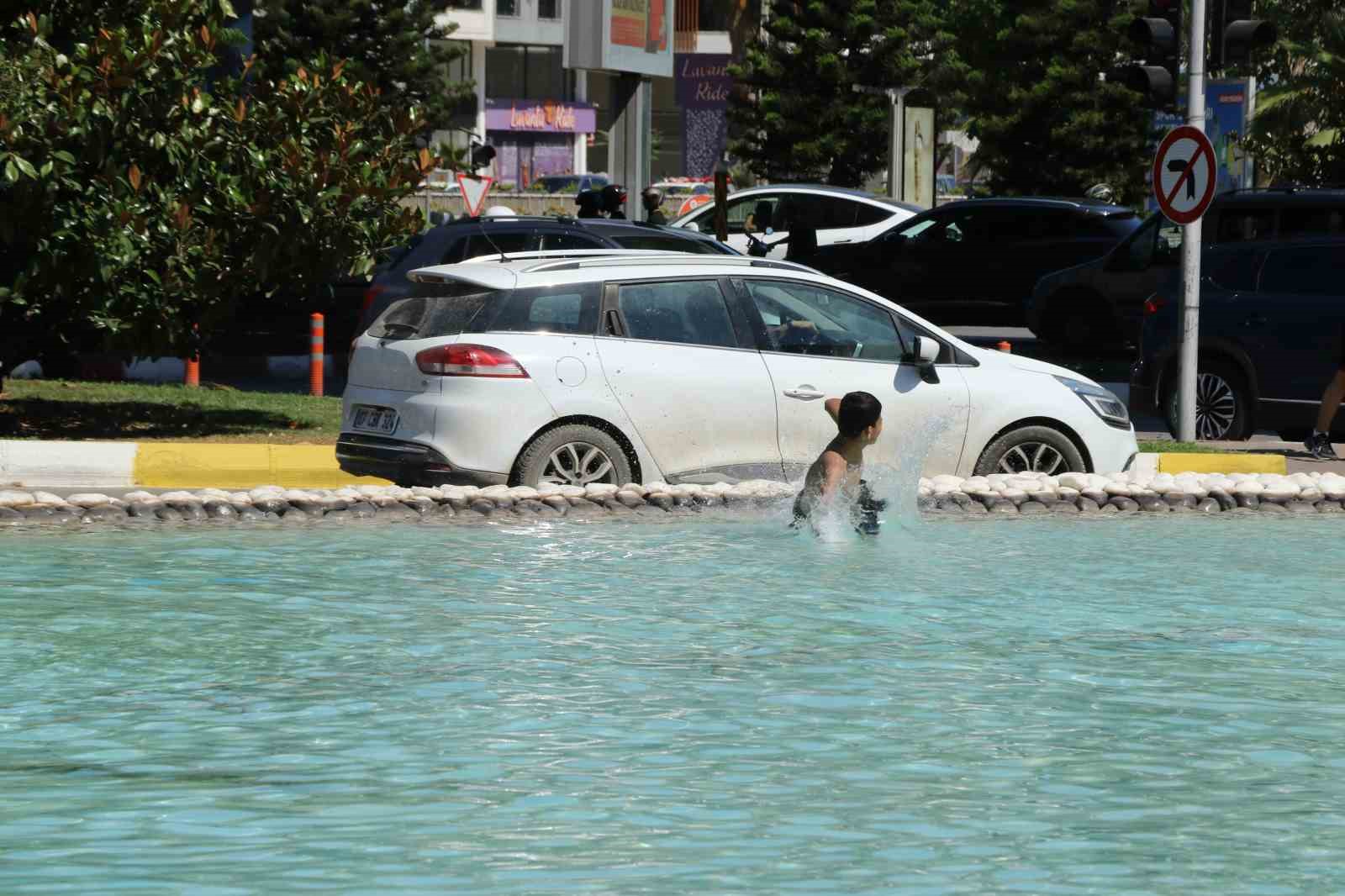 Antalya’da çocuklar süs havuzuna girerek serinledi