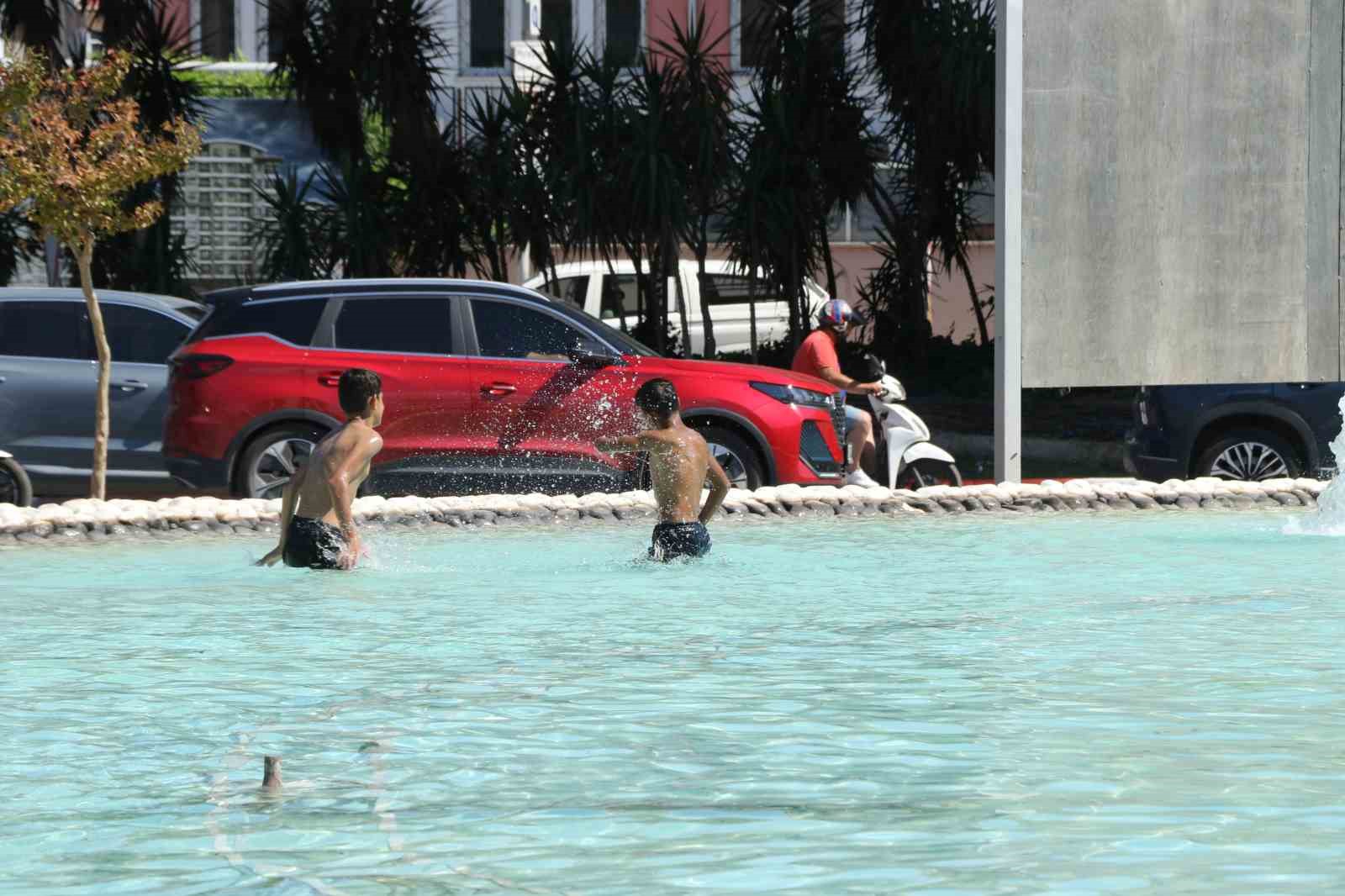 Antalya’da çocuklar süs havuzuna girerek serinledi