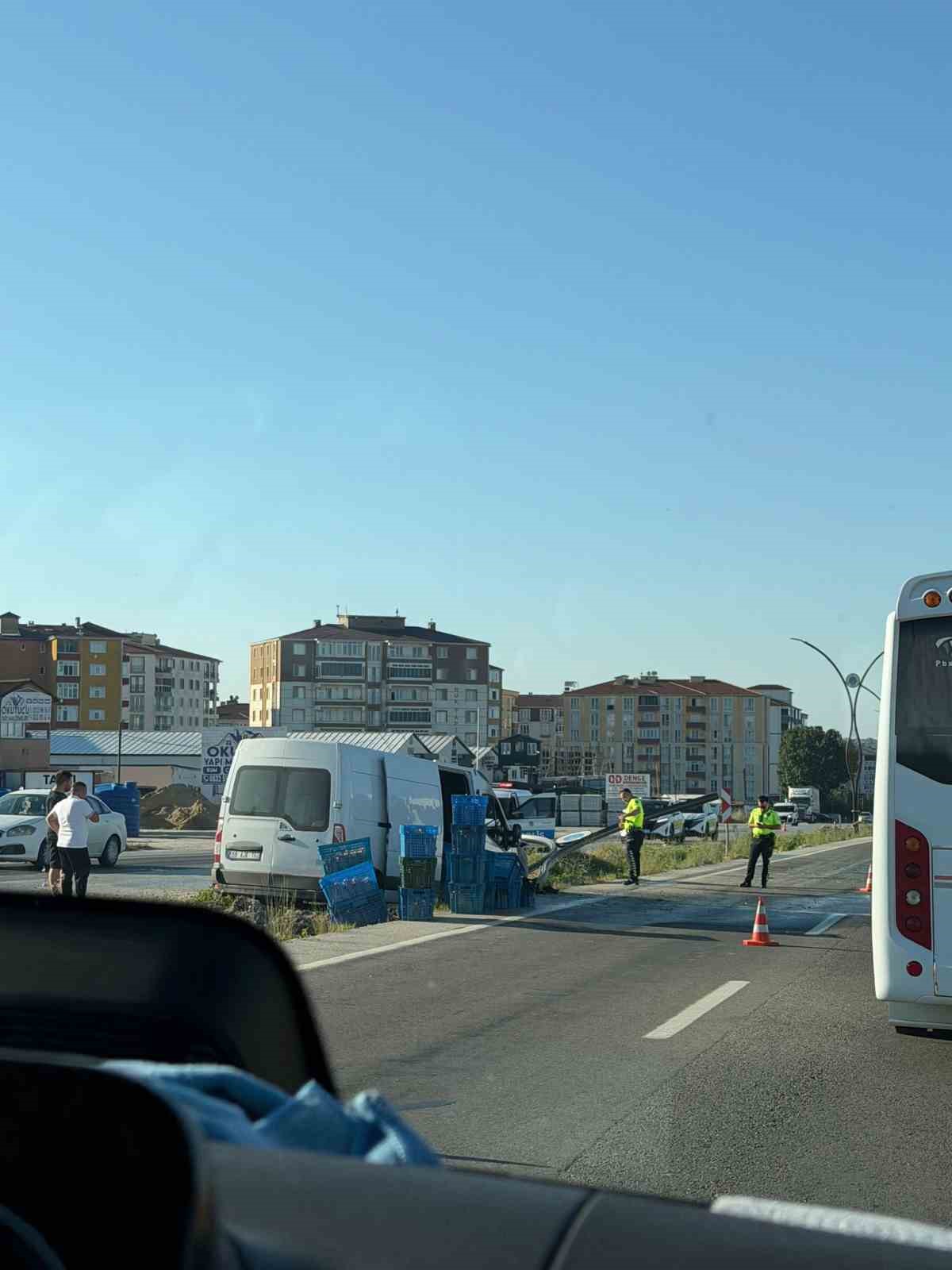 Orta refüje giren panelvan araç alev aldı: 1 yaralı