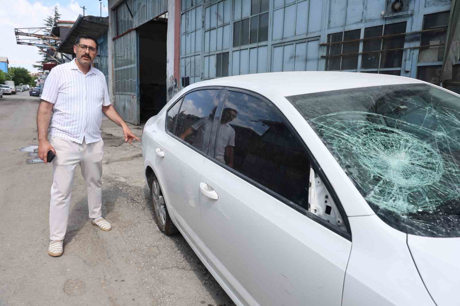 Sokağa park ettiği milyonluk otomobilini komşusu parçaladı