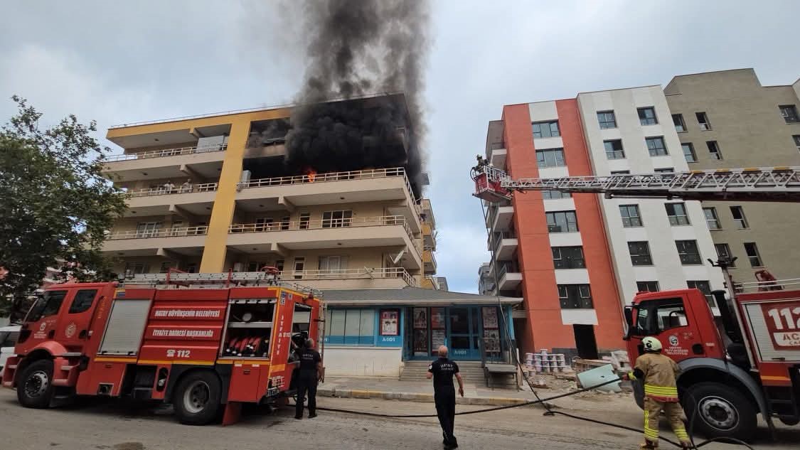 İskenderun’da apartman dairesinden alevler yükseldi