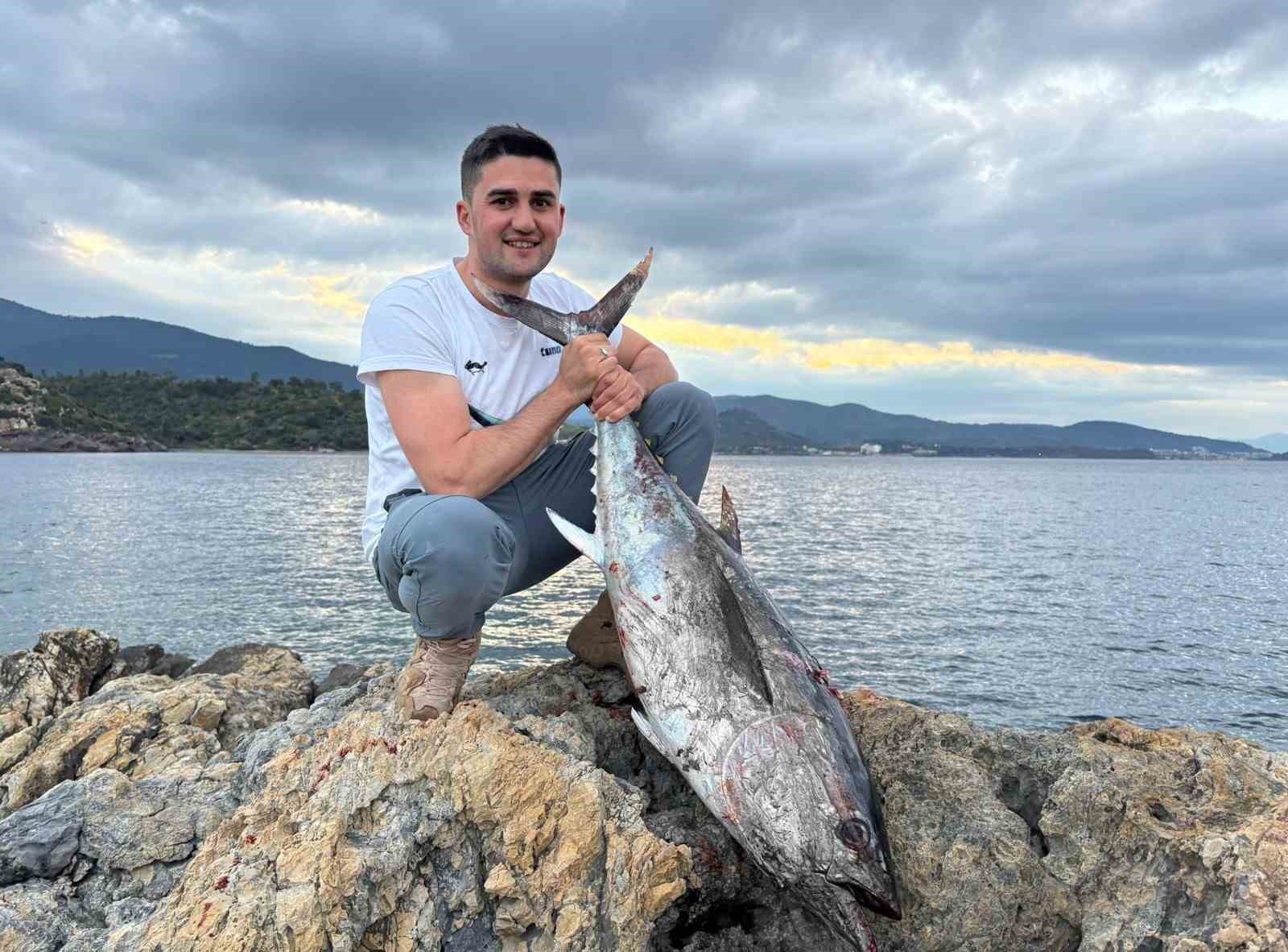 İzmir’de inanılmaz av: Kıyıdan dev orkinos yakaladılar, o anlar kamerada