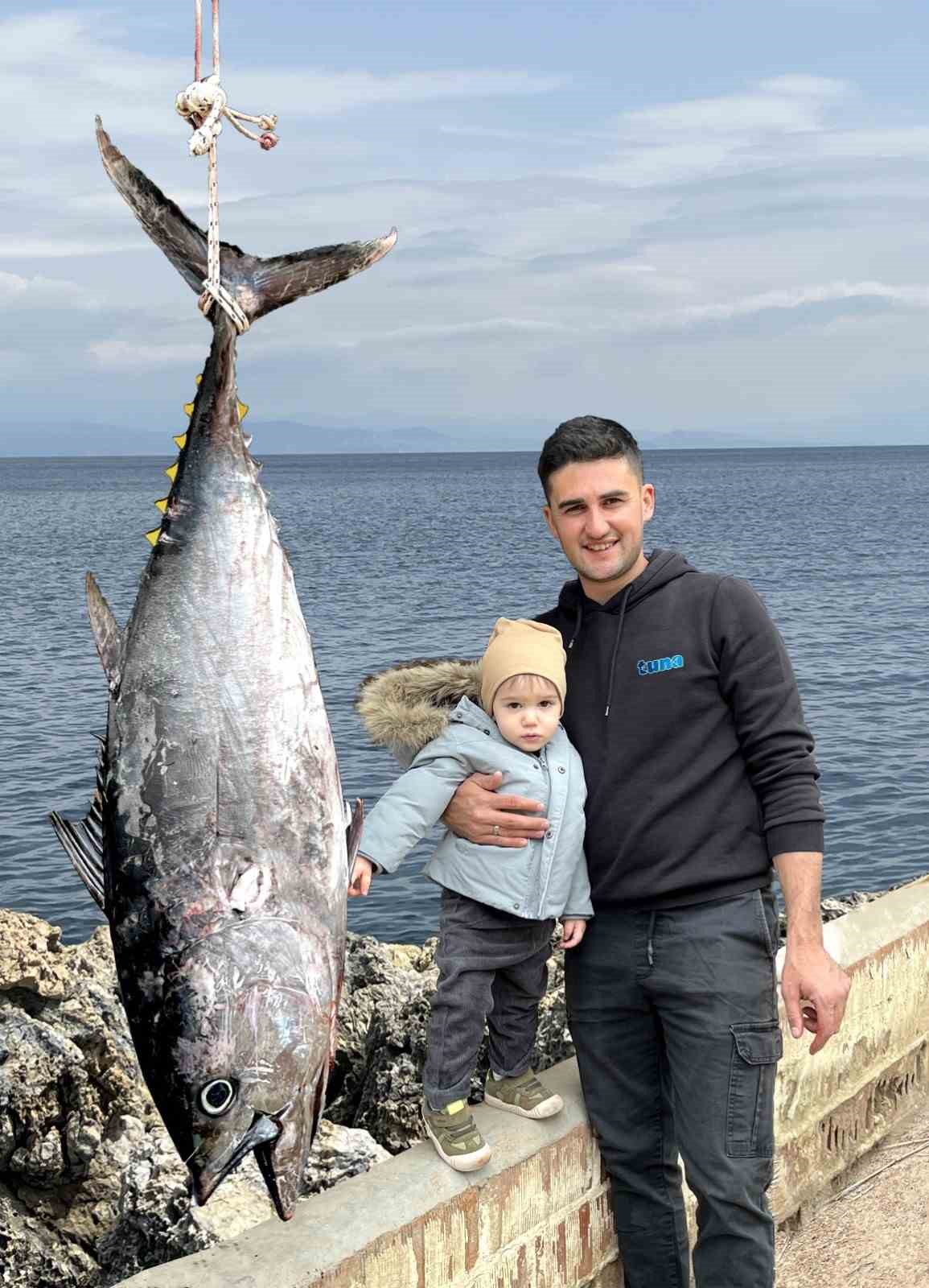 İzmir’de inanılmaz av: Kıyıdan dev orkinos yakaladılar, o anlar kamerada