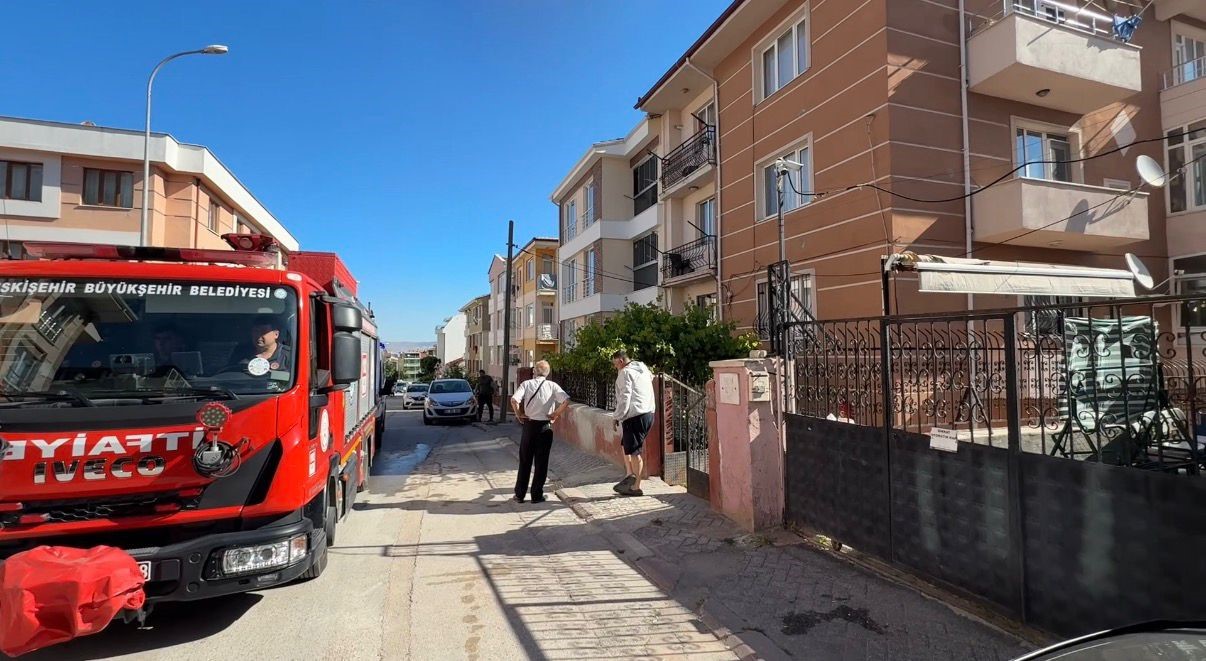 Benzin doldurulan motorlu tırpan alev aldı, çıkan yangında 2 kişi dumandan etkilendi