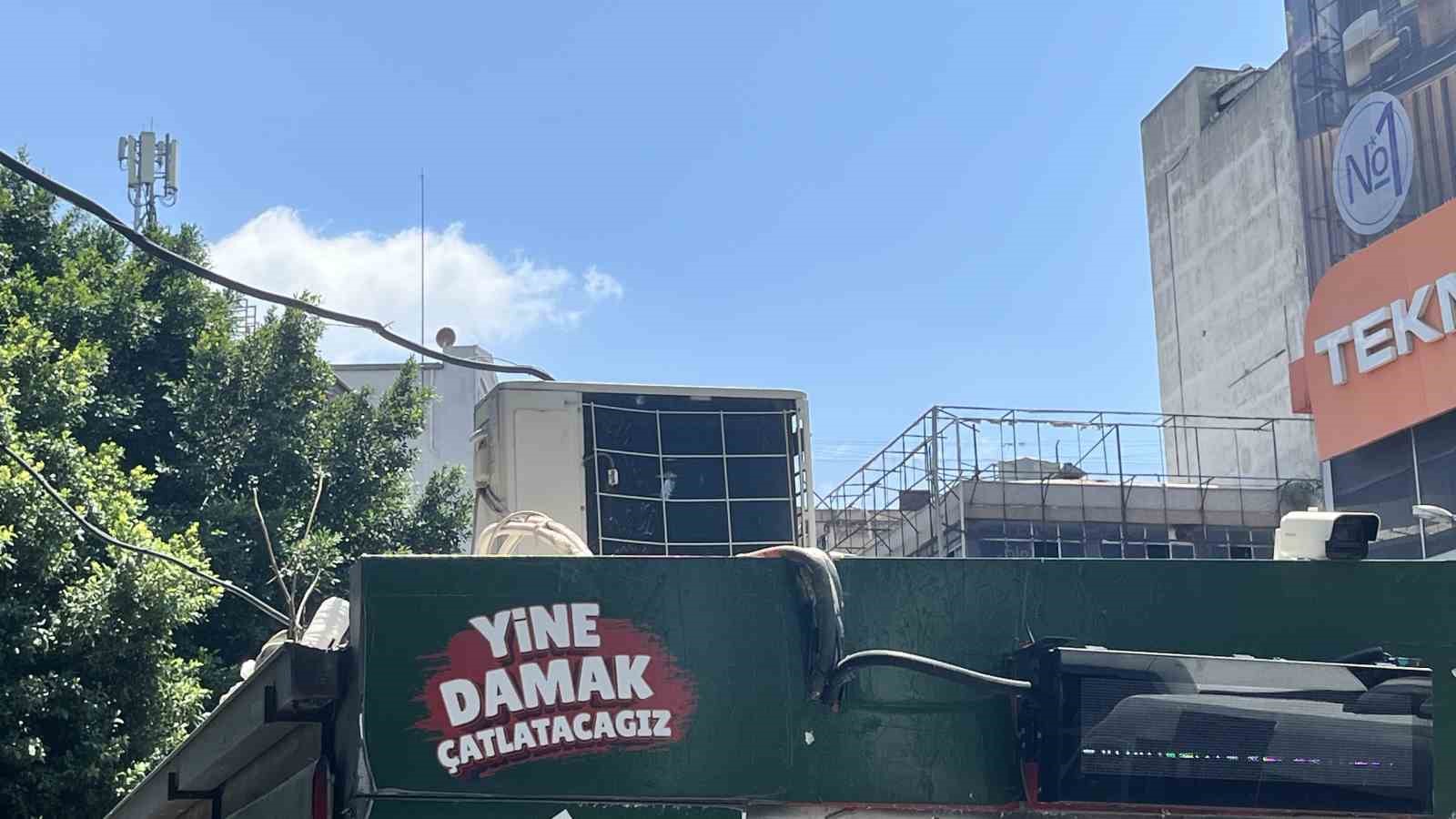 Klimalı duraklar devre dışı bırakıldı, vatandaş gölgeye sığındı