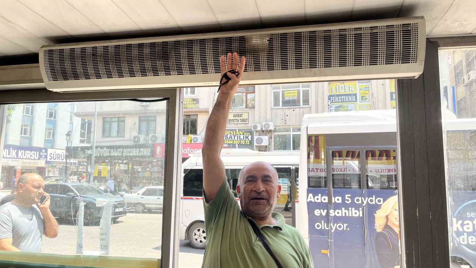 Klimalı duraklar devre dışı bırakıldı, vatandaş gölgeye sığındı