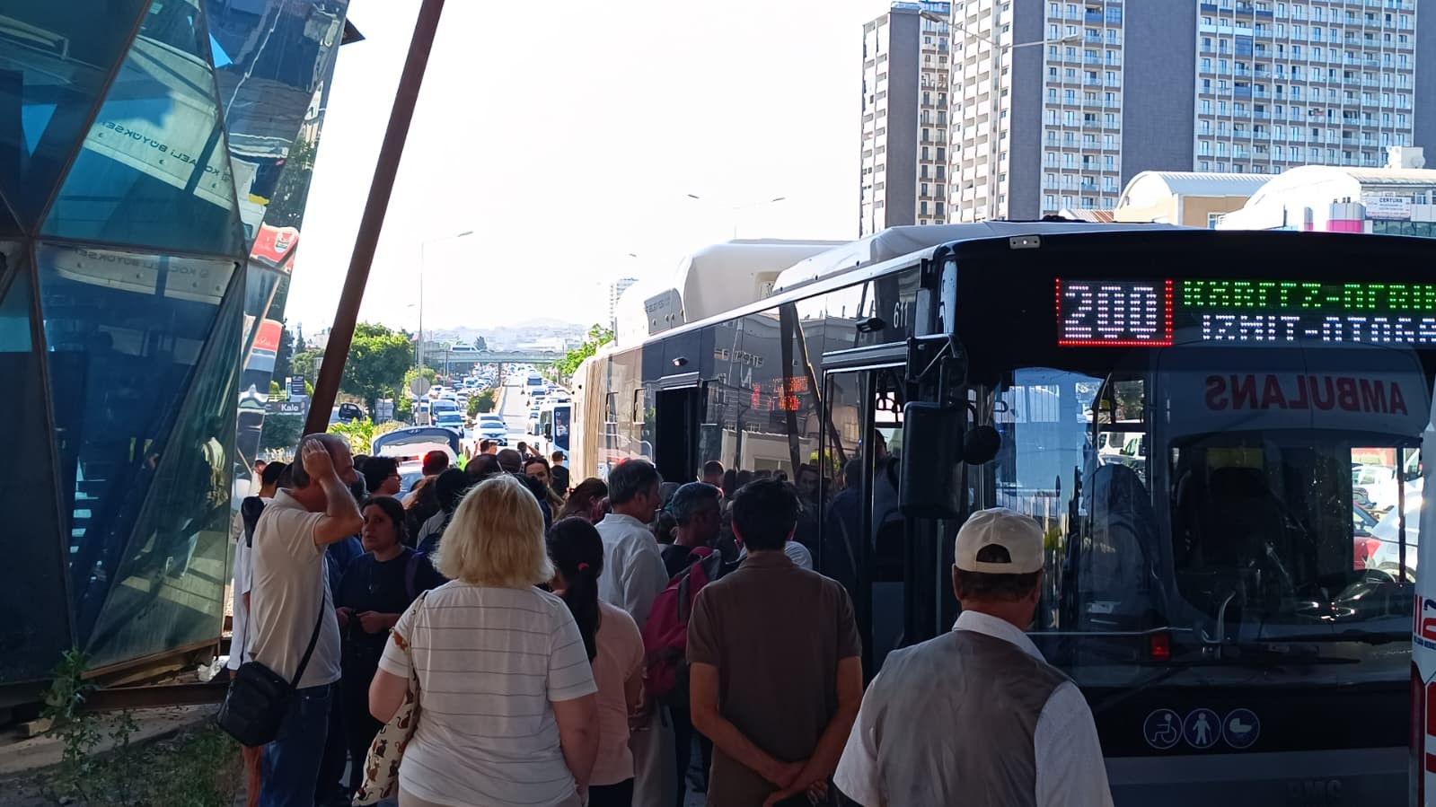 Tuzla’da ani fren yapan yolcu otobüsüne beton pompası çarptı: Cam patladı, yolcular yere savruldu