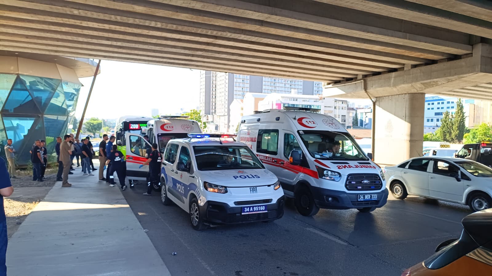 Tuzla’da ani fren yapan yolcu otobüsüne beton pompası çarptı: Cam patladı, yolcular yere savruldu