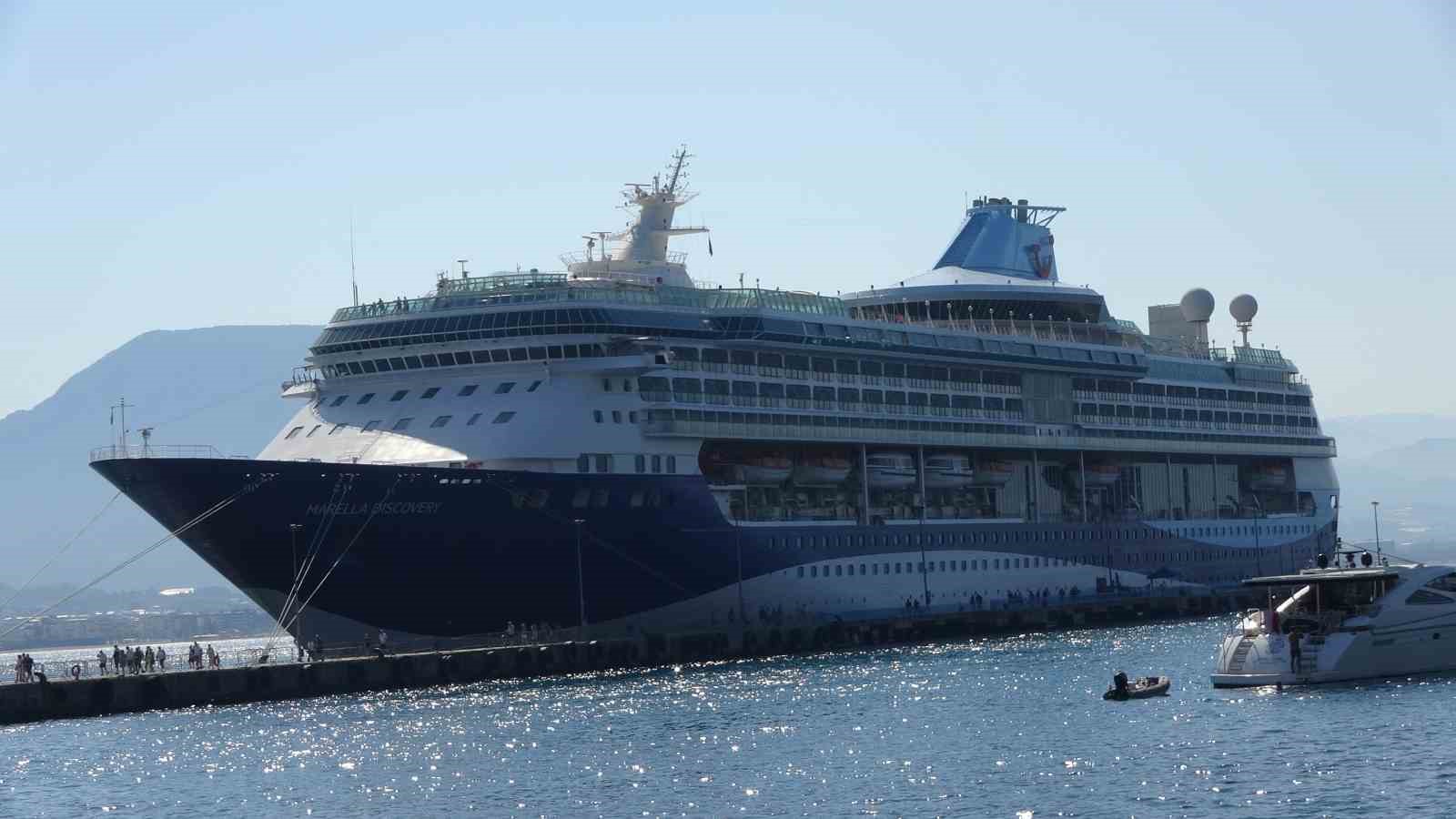 Lüks kruvaziyer bin 749 turist ile Alanya iskelesine demir attı