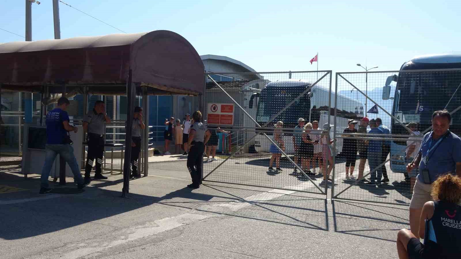 Lüks kruvaziyer bin 749 turist ile Alanya iskelesine demir attı