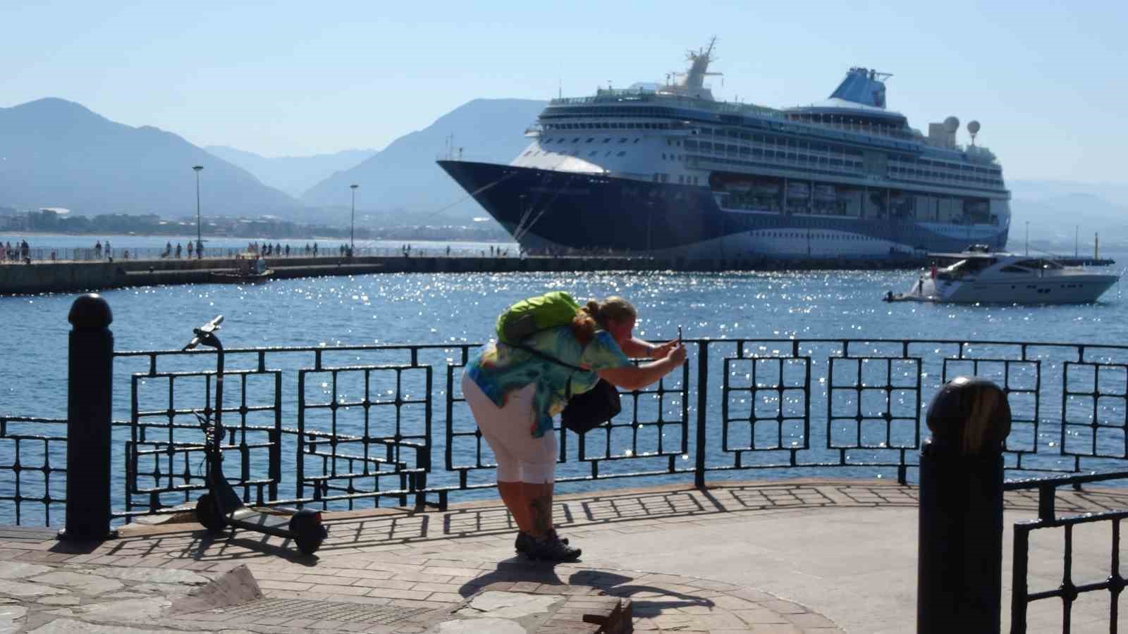 Lüks kruvaziyer bin 749 turist ile Alanya iskelesine demir attı
