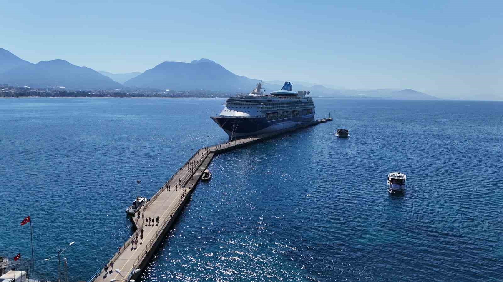 Lüks kruvaziyer bin 749 turist ile Alanya iskelesine demir attı