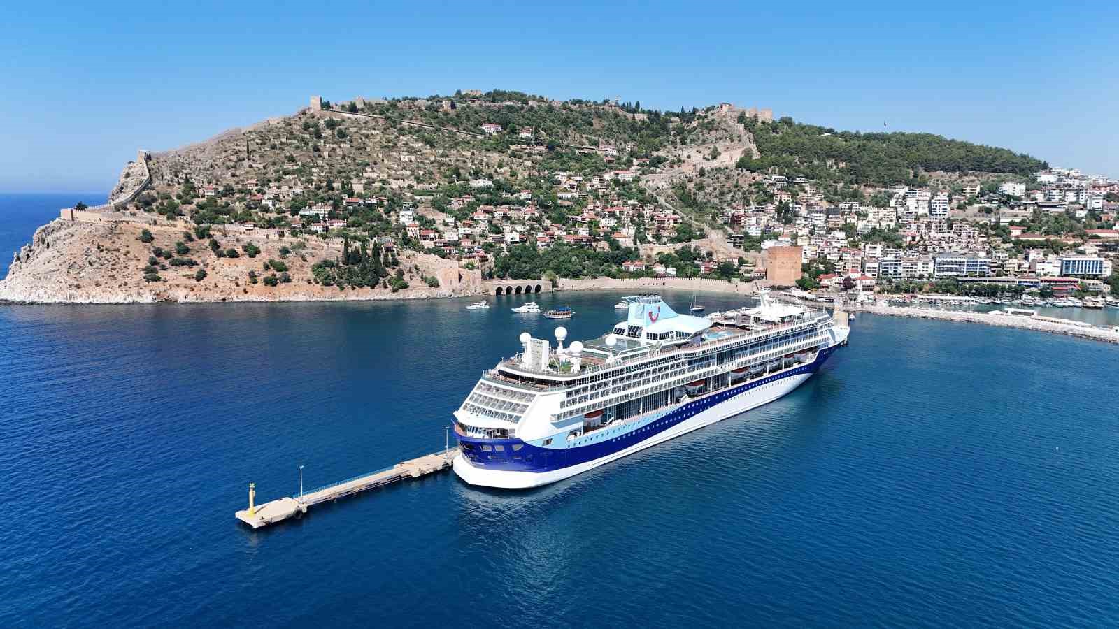 Lüks kruvaziyer bin 749 turist ile Alanya iskelesine demir attı