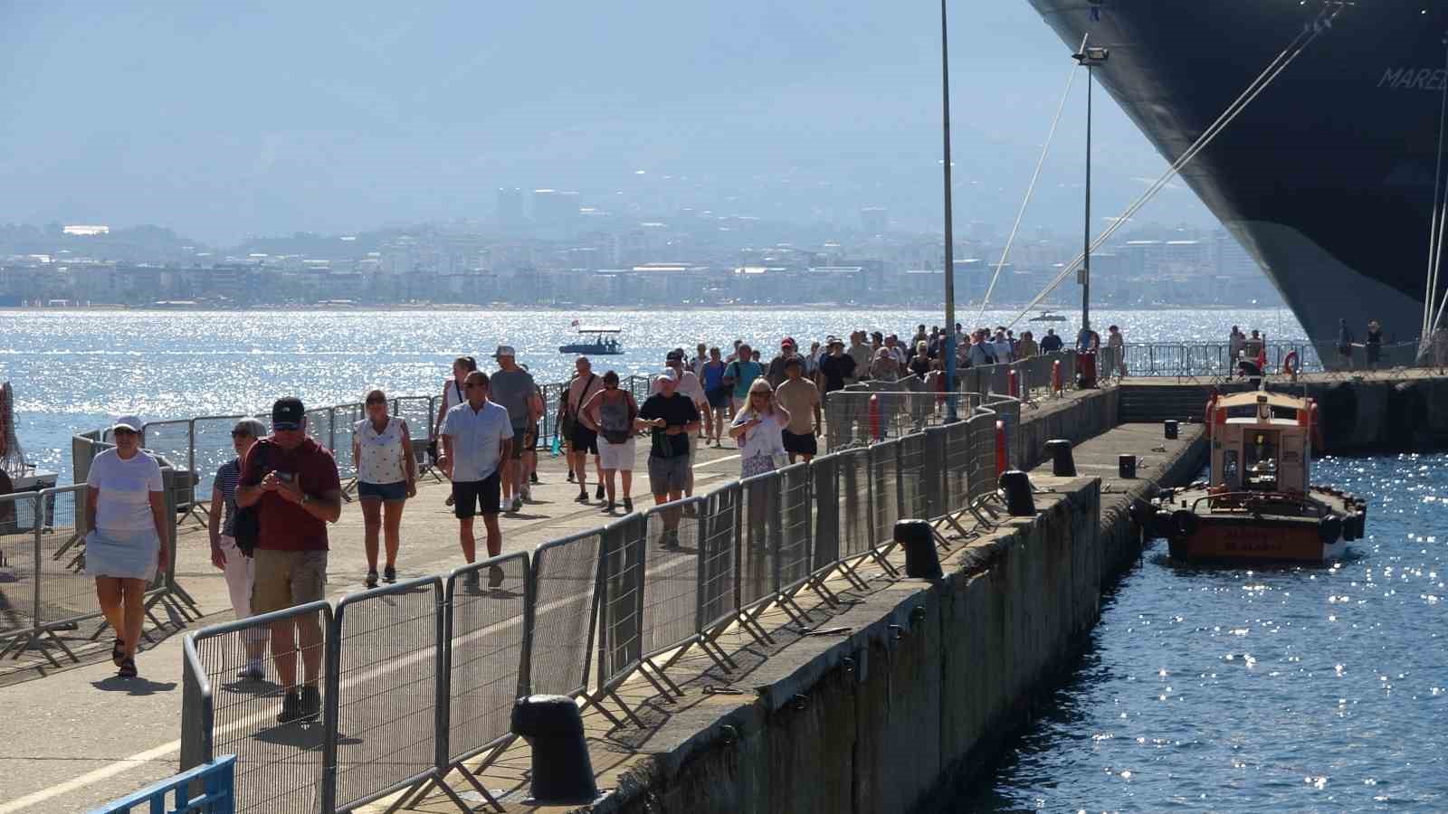 Lüks kruvaziyer bin 749 turist ile Alanya iskelesine demir attı