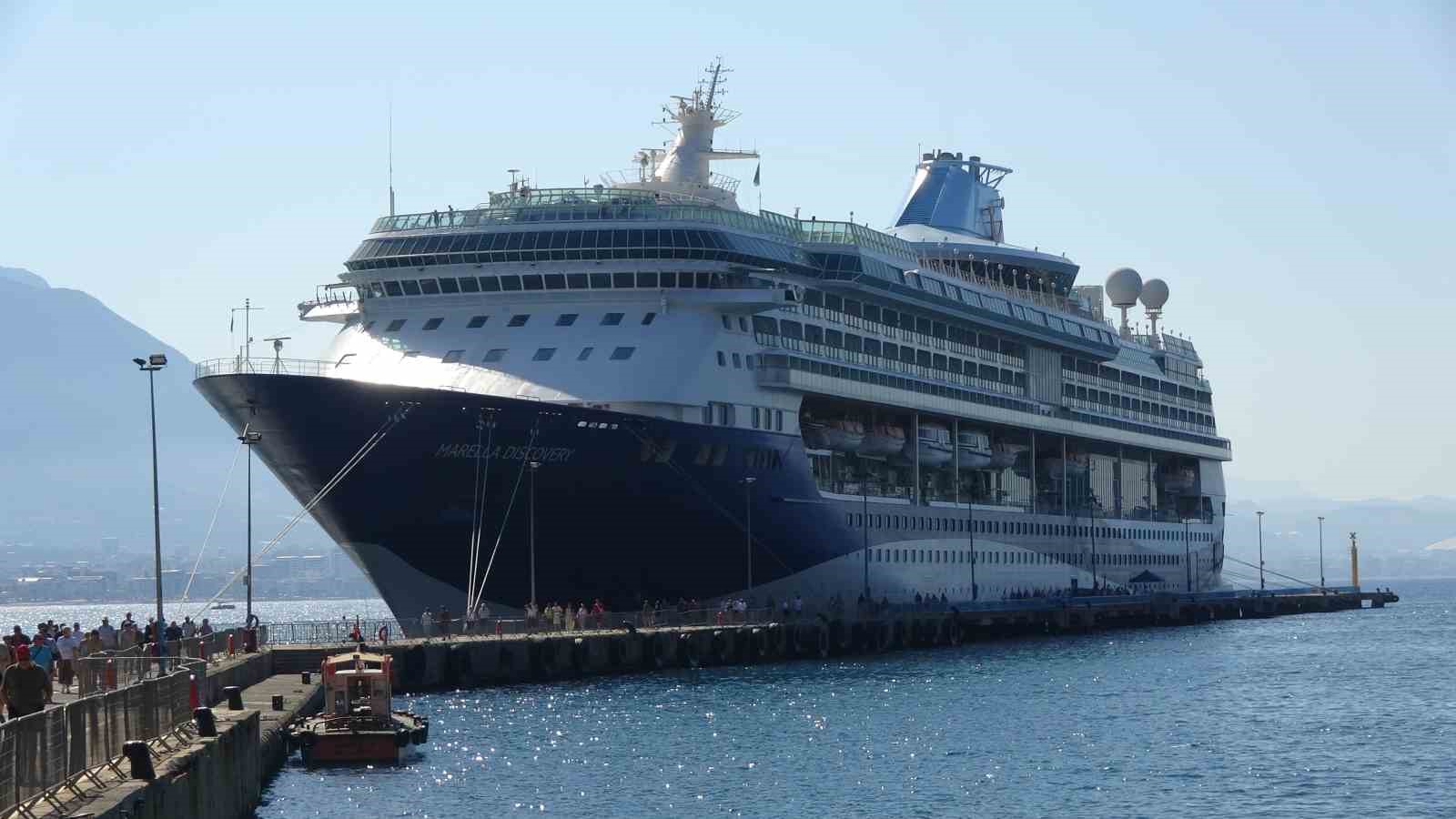 Lüks kruvaziyer bin 749 turist ile Alanya iskelesine demir attı