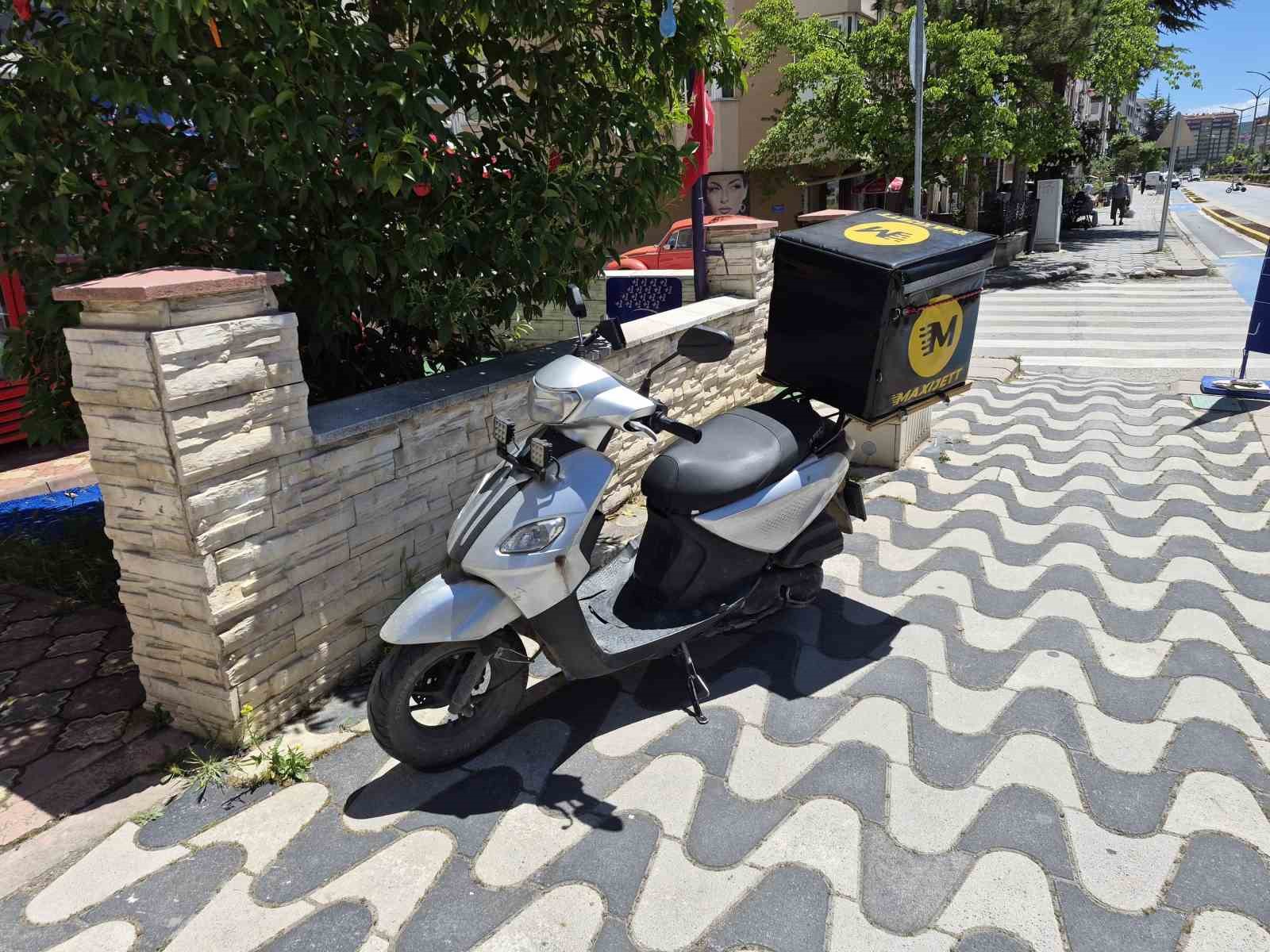 Motokuryeden gülümseten ve düşündüren uyarı: "Çok borcum var, sorry"