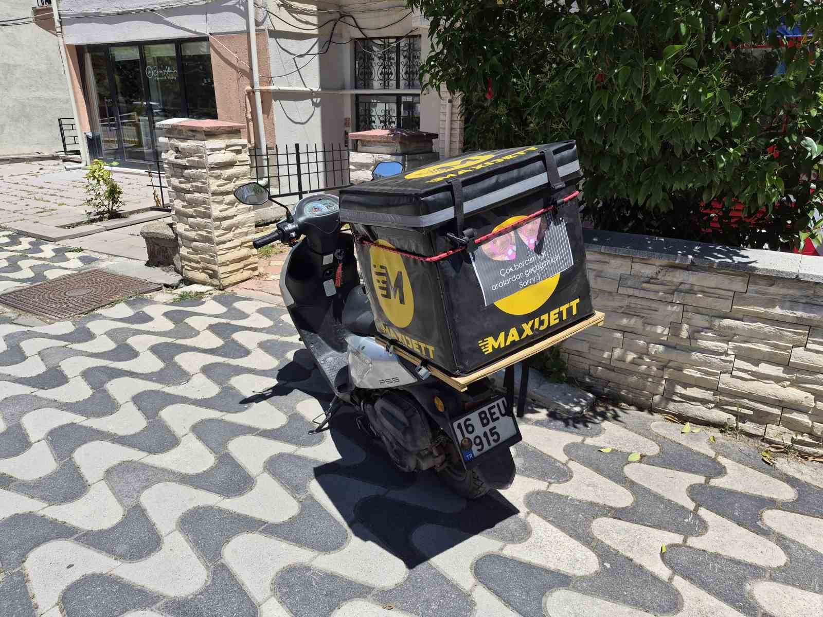 Motokuryeden gülümseten ve düşündüren uyarı: "Çok borcum var, sorry"