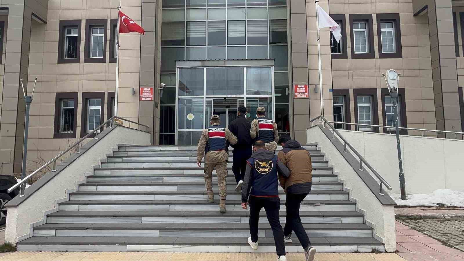 Bitlis’te göçmen kaçakçılığı operasyonu