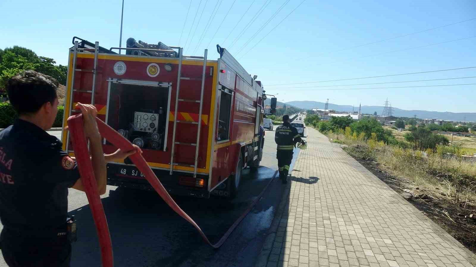 Menteşe’de  yol kenarına atılan sigara izmariti yangın çıkardı