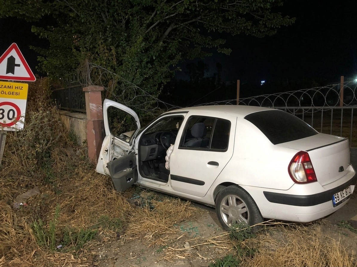 Duvara çarpan otomobilin sürücüsü yaralandı