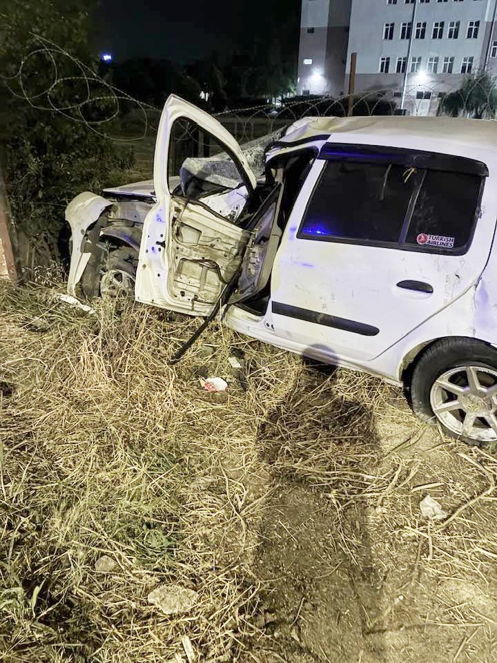Duvara çarpan otomobilin sürücüsü yaralandı