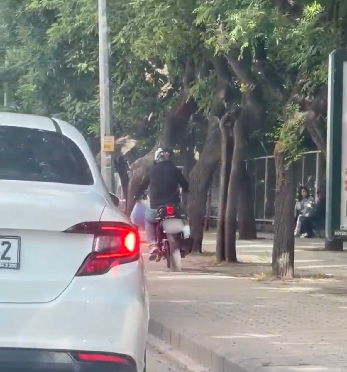 Trafiği beklememek için kaldırımdan yoluna devam etti