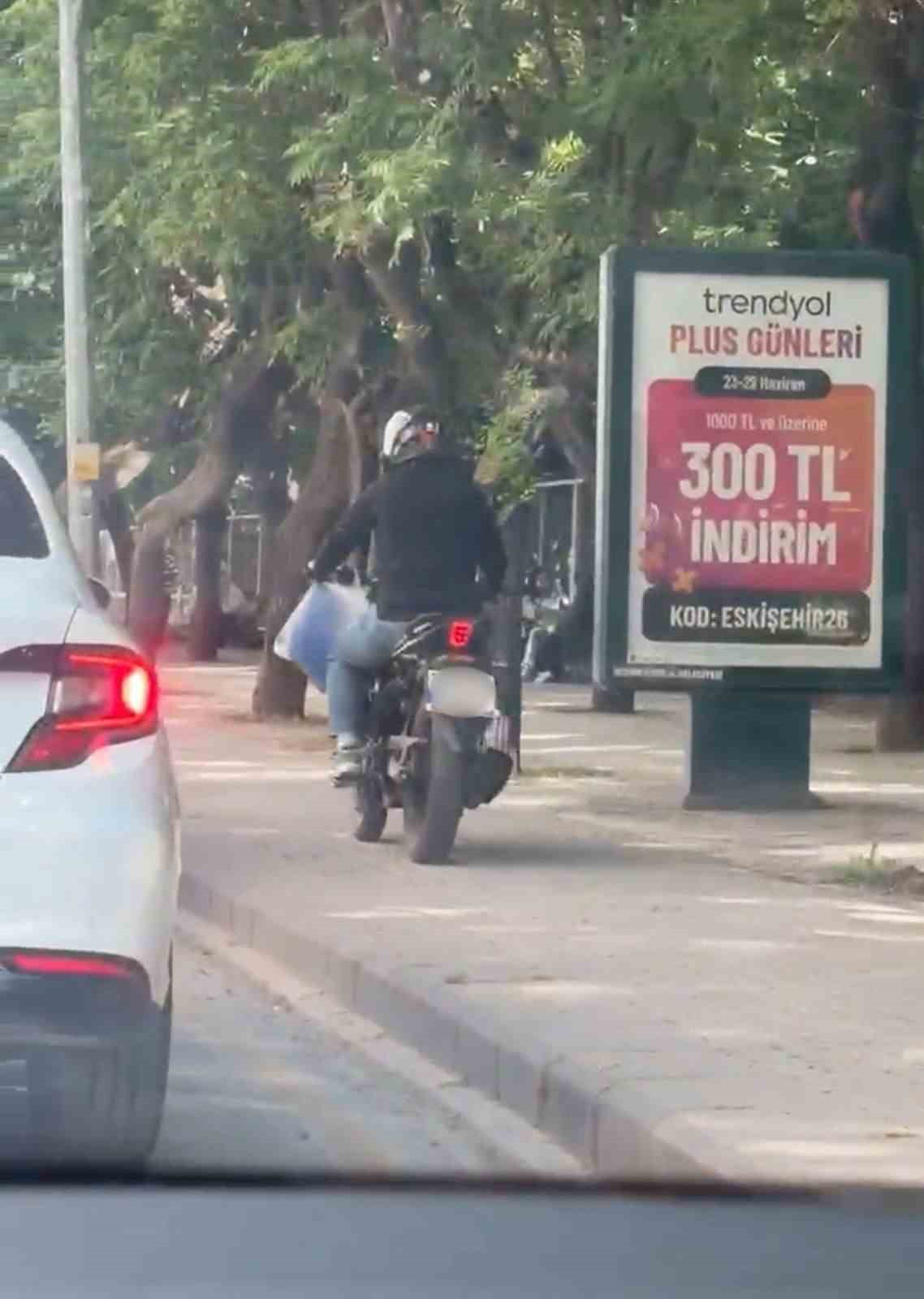 Trafiği beklememek için kaldırımdan yoluna devam etti