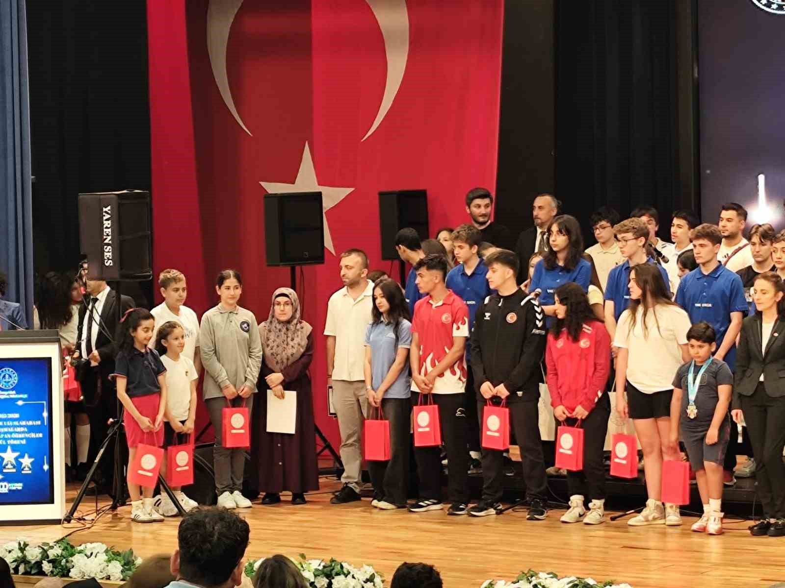 Mollabey Ortaokulu öğrencilerine Türkiye dereceleri için ödül