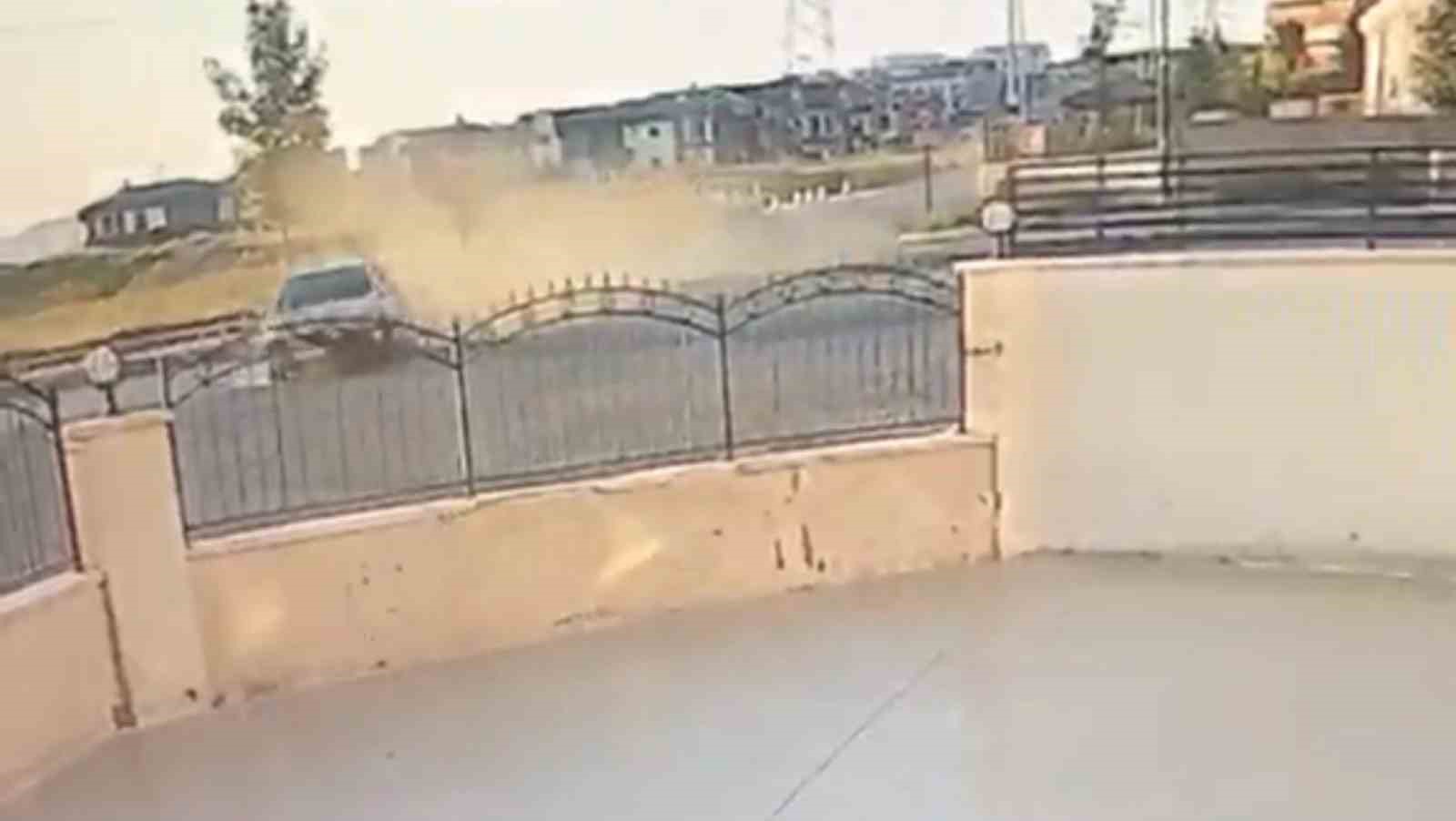 Kontrolden çıkan otomobil savrulup duvara çarptı