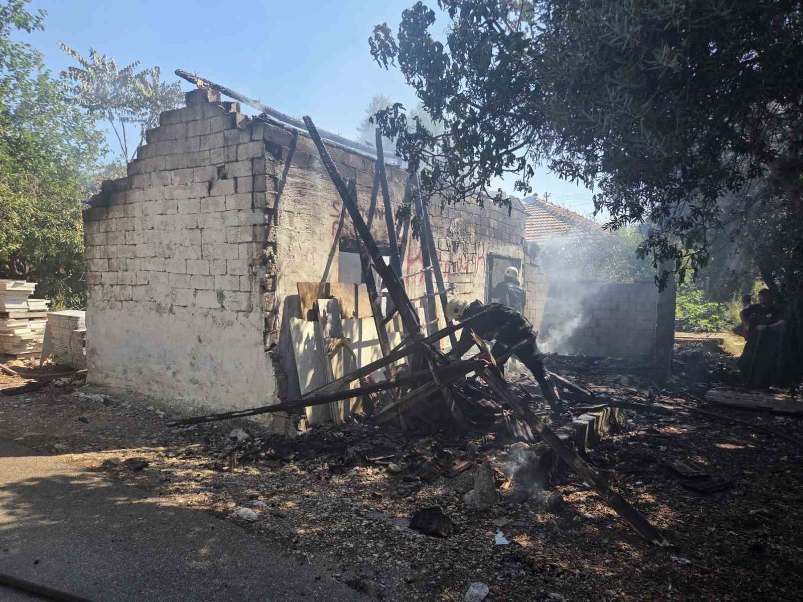 Metruk gecekonduda çıkan yangın korkuttu