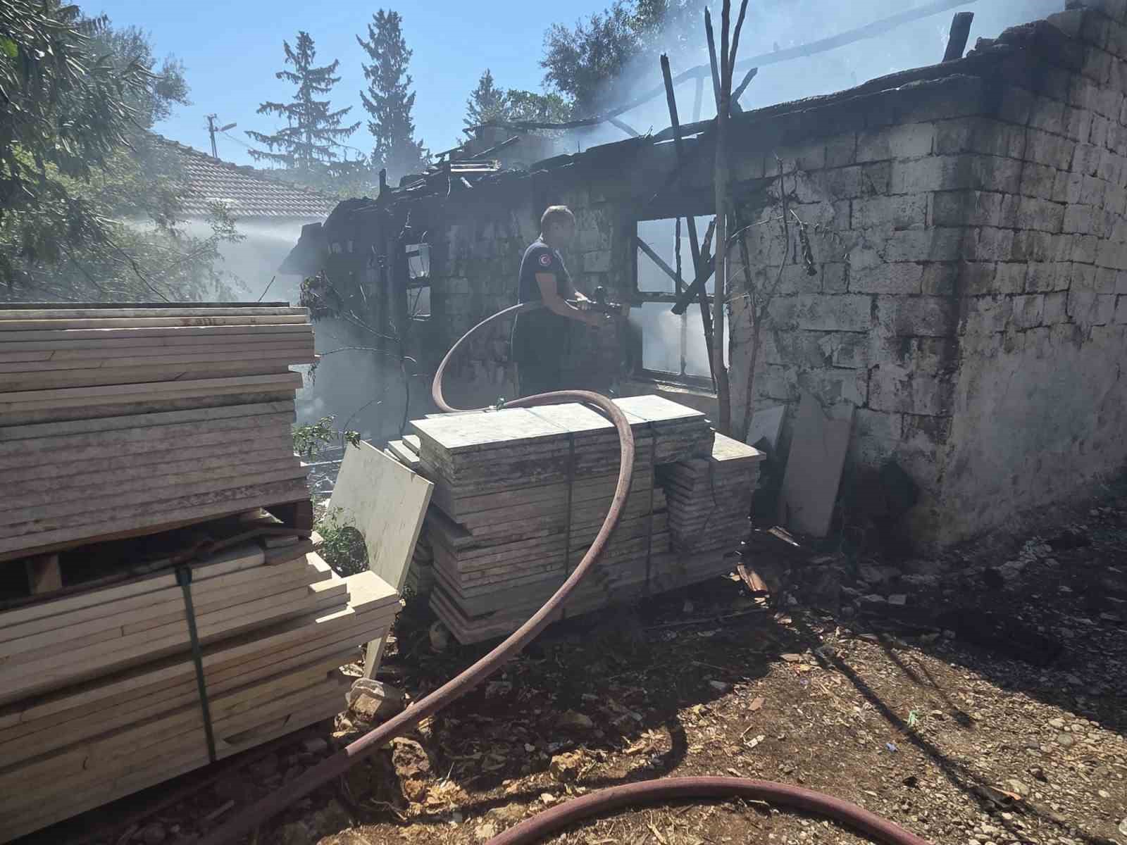 Metruk gecekonduda çıkan yangın korkuttu