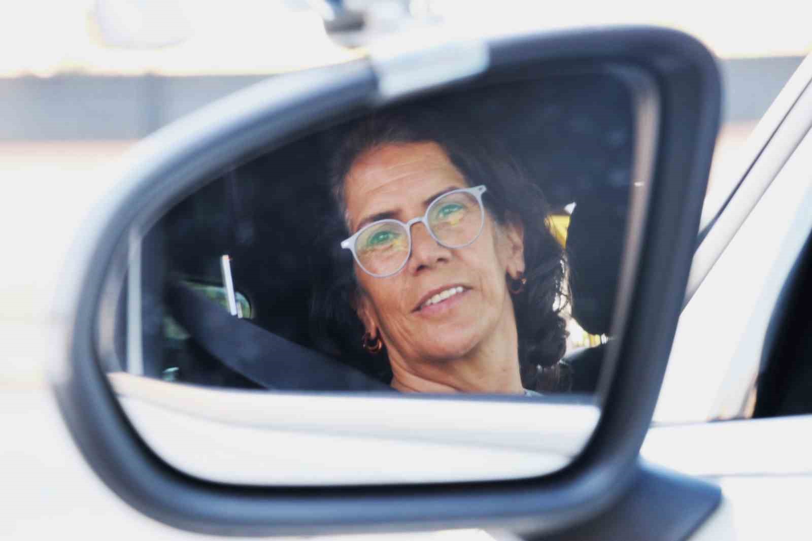 Annesinin mezarını ziyaret edebilmek için 56 yaşında ehliyet aldı, sevincini Kafkas dansıyla kutladı