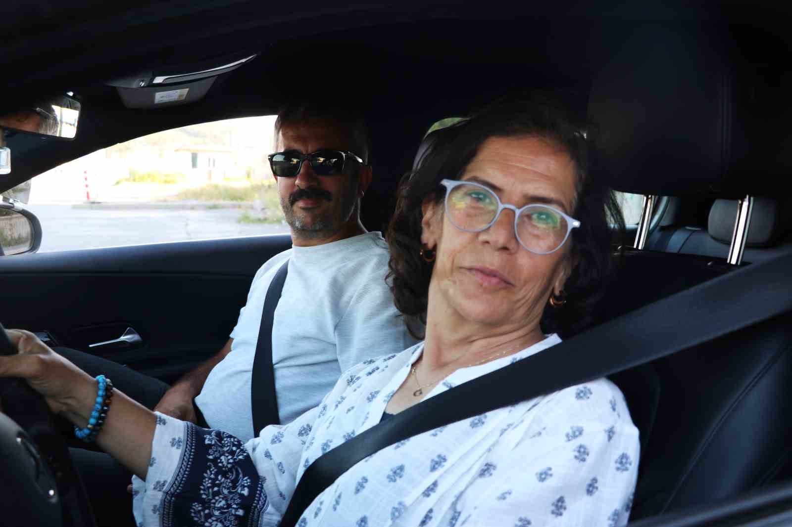 Annesinin mezarını ziyaret edebilmek için 56 yaşında ehliyet aldı, sevincini Kafkas dansıyla kutladı